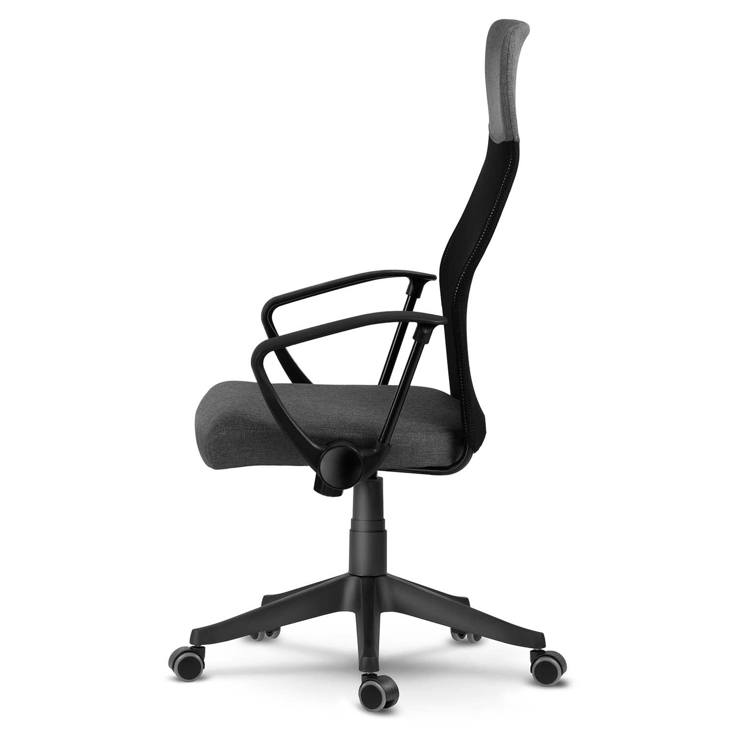 Una silla de oficina negra con asiento y respaldo grises, sobre fondo blanco. La silla tiene reposabrazos y ruedas.