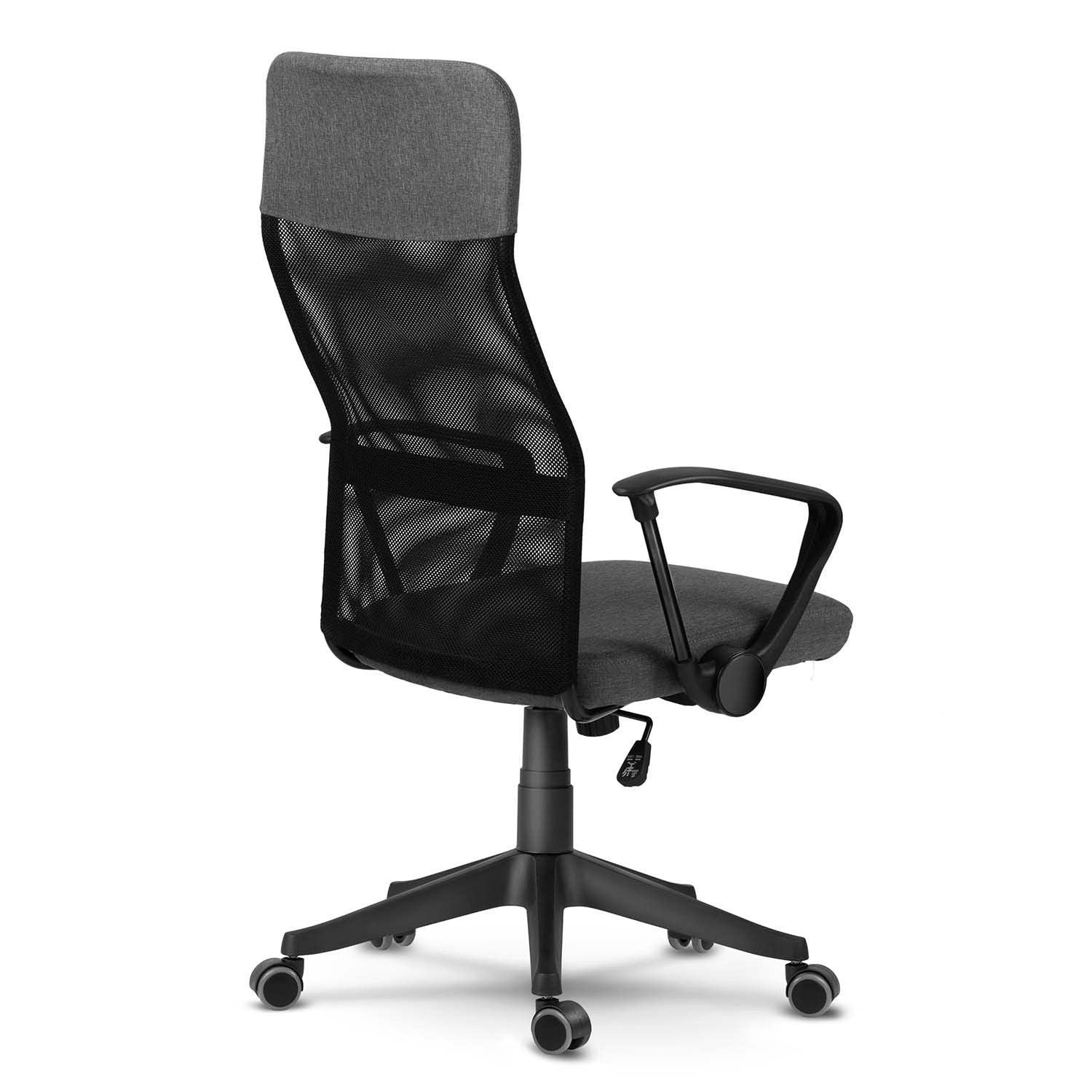 Una silla de oficina, tela gris y respaldo de malla negra, reposabrazos y base negros, con ruedas. Aislado sobre fondo blanco.