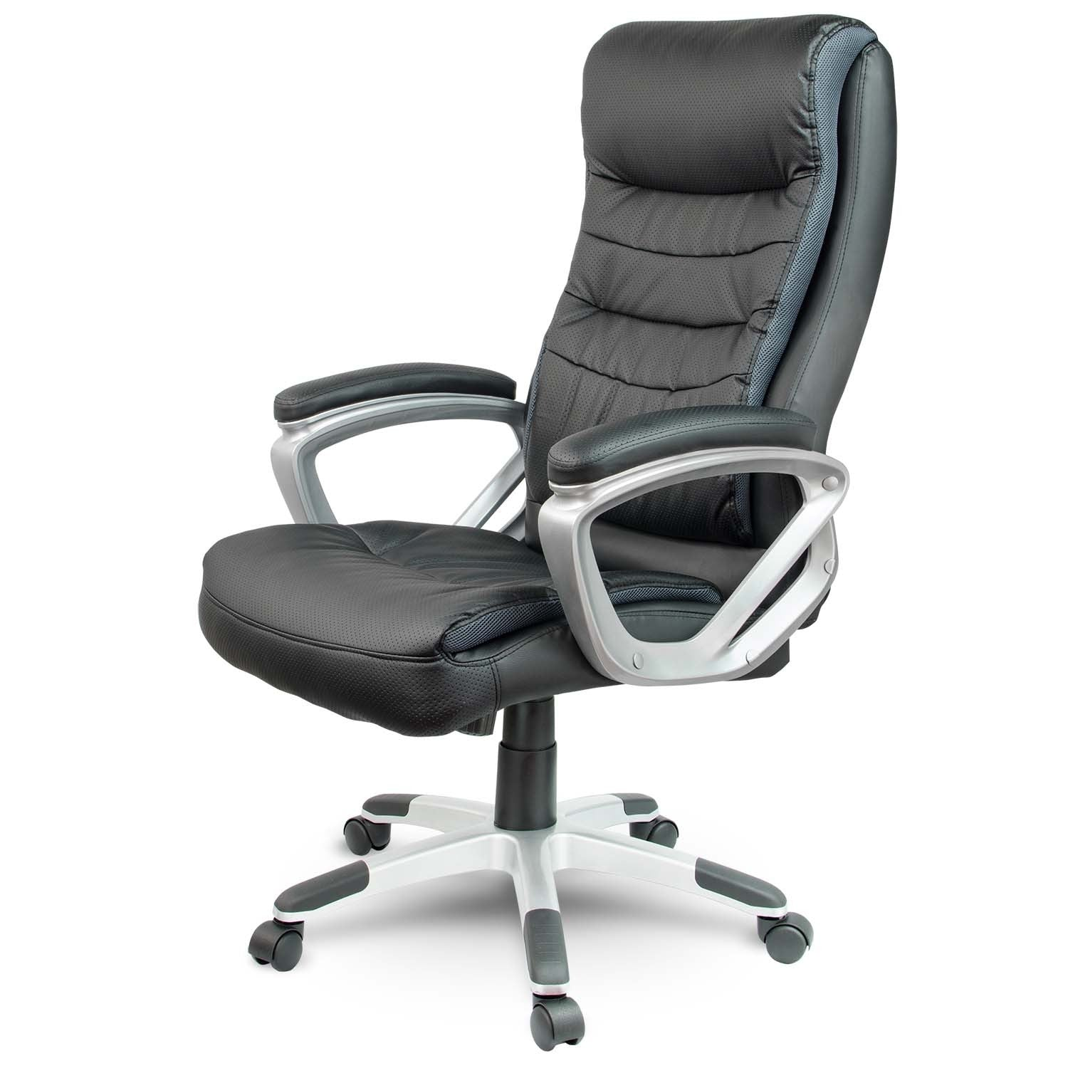 Silla de oficina negra con brazos y base plateados, ruedas negras, sobre fondo blanco.