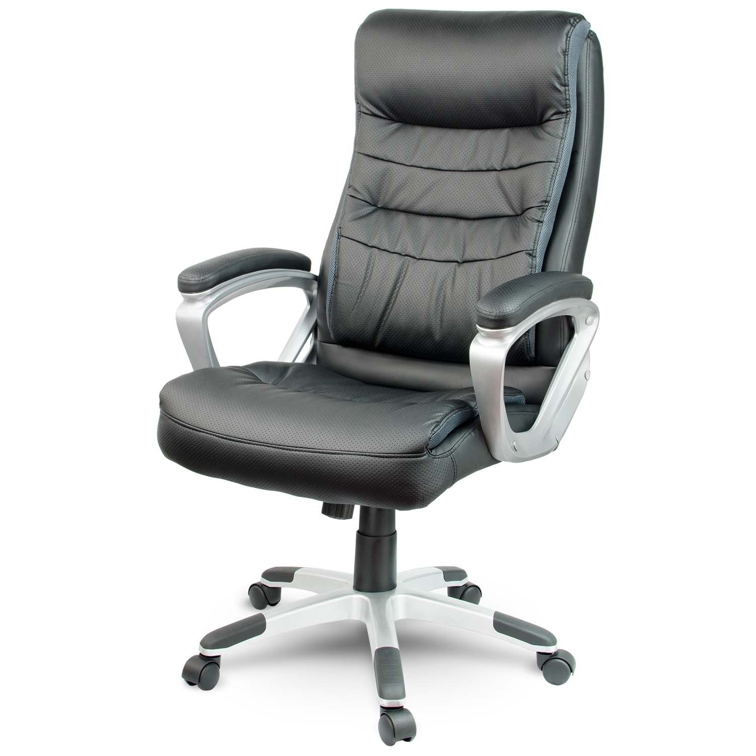 Una silla de oficina negra con brazos y base plateados, sobre un fondo blanco. La silla tiene respaldo alto y es de cuero.