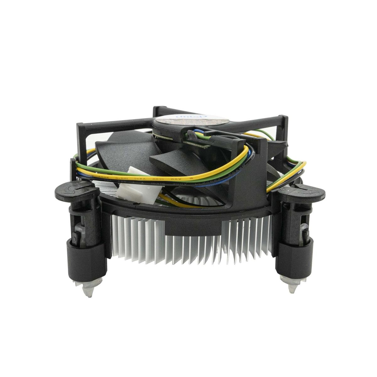Un dissipatore CPU con ventola nera, dissipatore e clip di montaggio. Fili gialli, blu e verdi si estendono dalla ventola. Sfondo bianco.