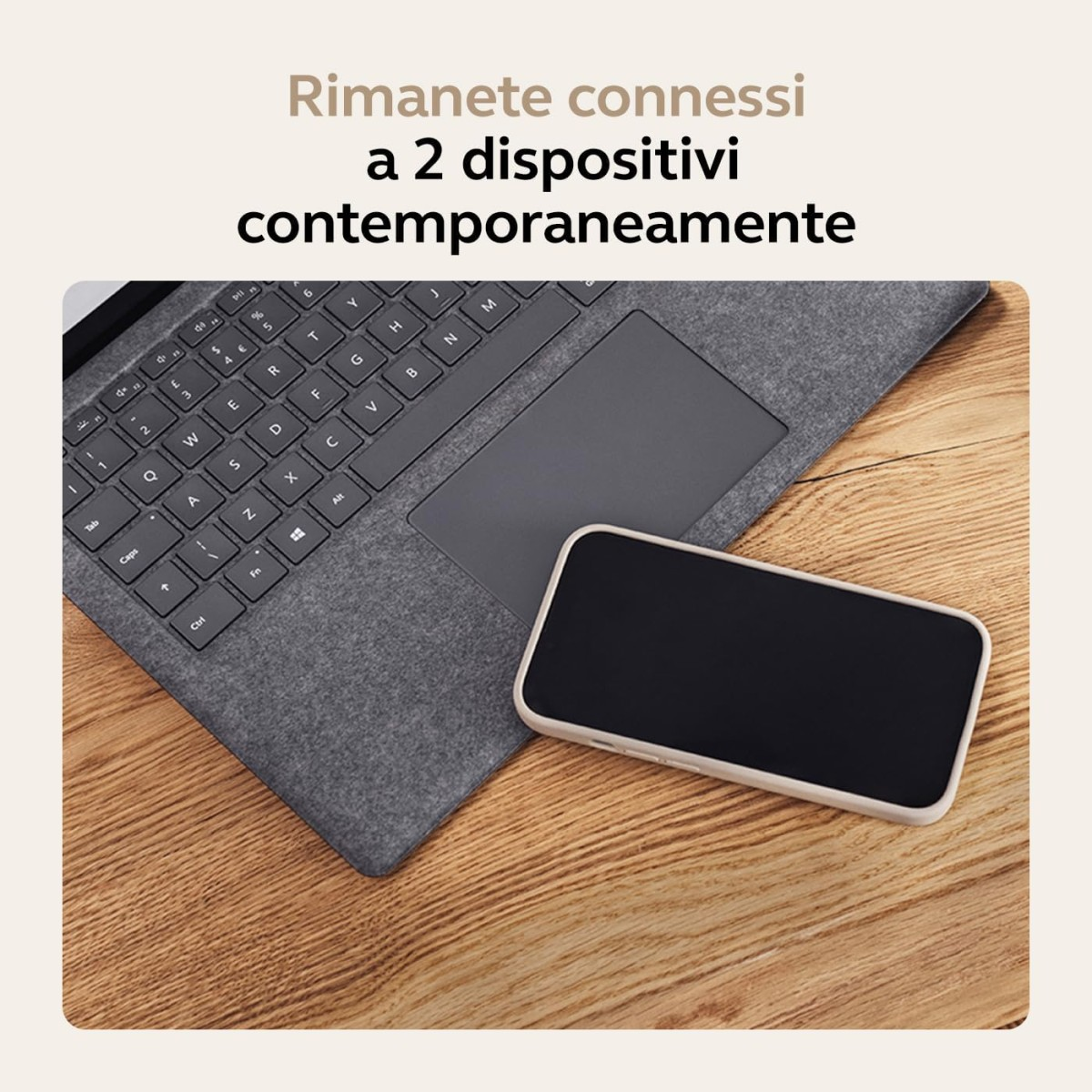 Laptop i telefon na drewnianej powierzchni. Laptop jest otwarty. Telefon ma czarny ekran. Tekst u góry: 'Pozostań w kontakcie'.