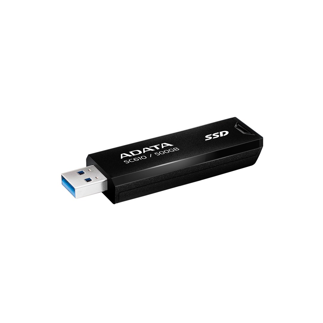 Czarny dysk USB SSD ADATA SC610 500GB. Ma złącze USB z niebieskim wnętrzem i słowo "SSD" na górze.