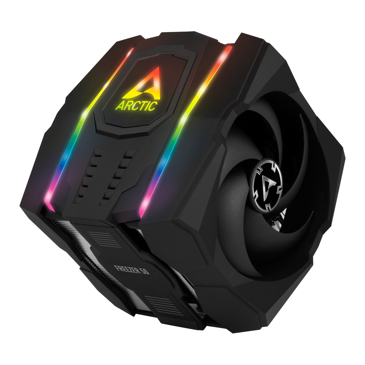 Dissipatore CPU nero con logo ARCTIC e luci LED arcobaleno. Una ventola è visibile sul lato destro. Il dissipatore è 'FREEZER 50'.