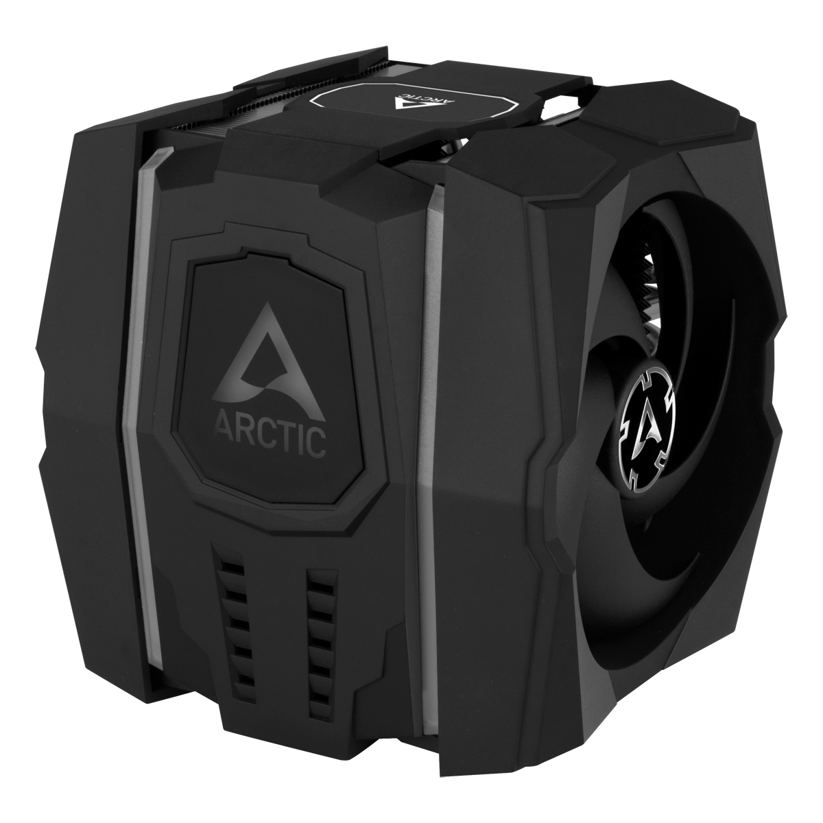 Dissipatore CPU Arctic nero con ventola. Il dissipatore ha il logo e il testo Arctic. Lo sfondo è bianco.