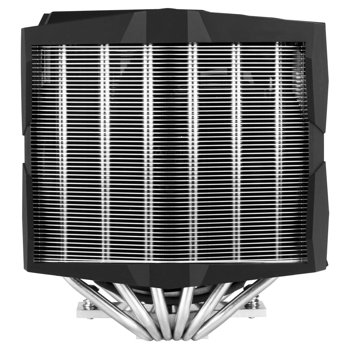 Primo piano di un dissipatore CPU nero con heat pipe e alette argentate. Il dissipatore è su sfondo bianco.