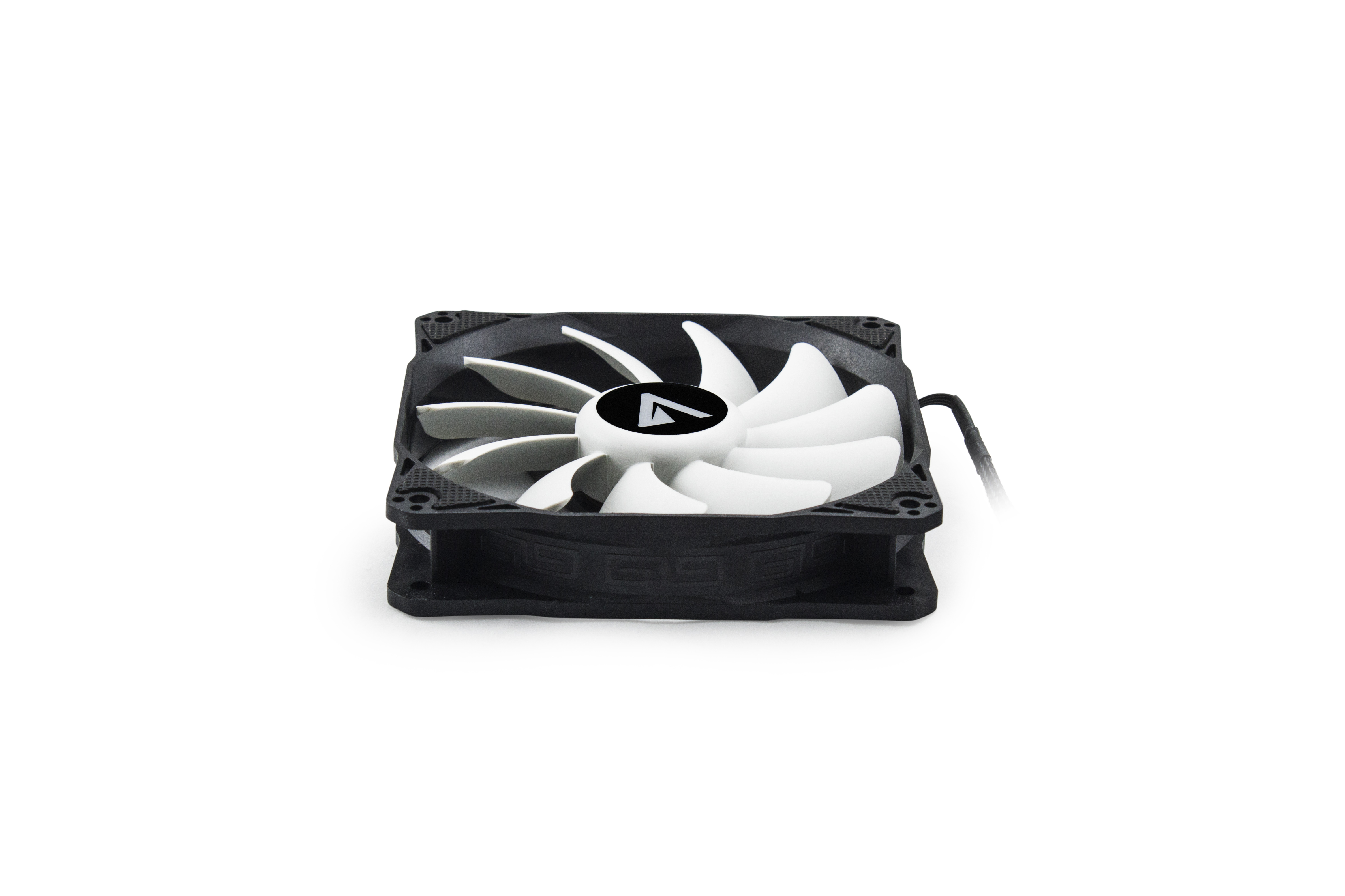 Una ventola per computer in bianco e nero. Ha pale bianche e una cornice nera. È collegato un cavo nero.