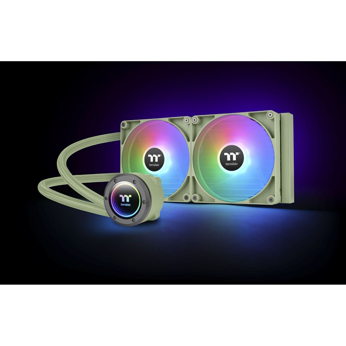 Dissipatore ad acqua per PC con due ventole. Le ventole hanno illuminazione arcobaleno. Il dissipatore ha una pompa rotonda con logo e due tubi.