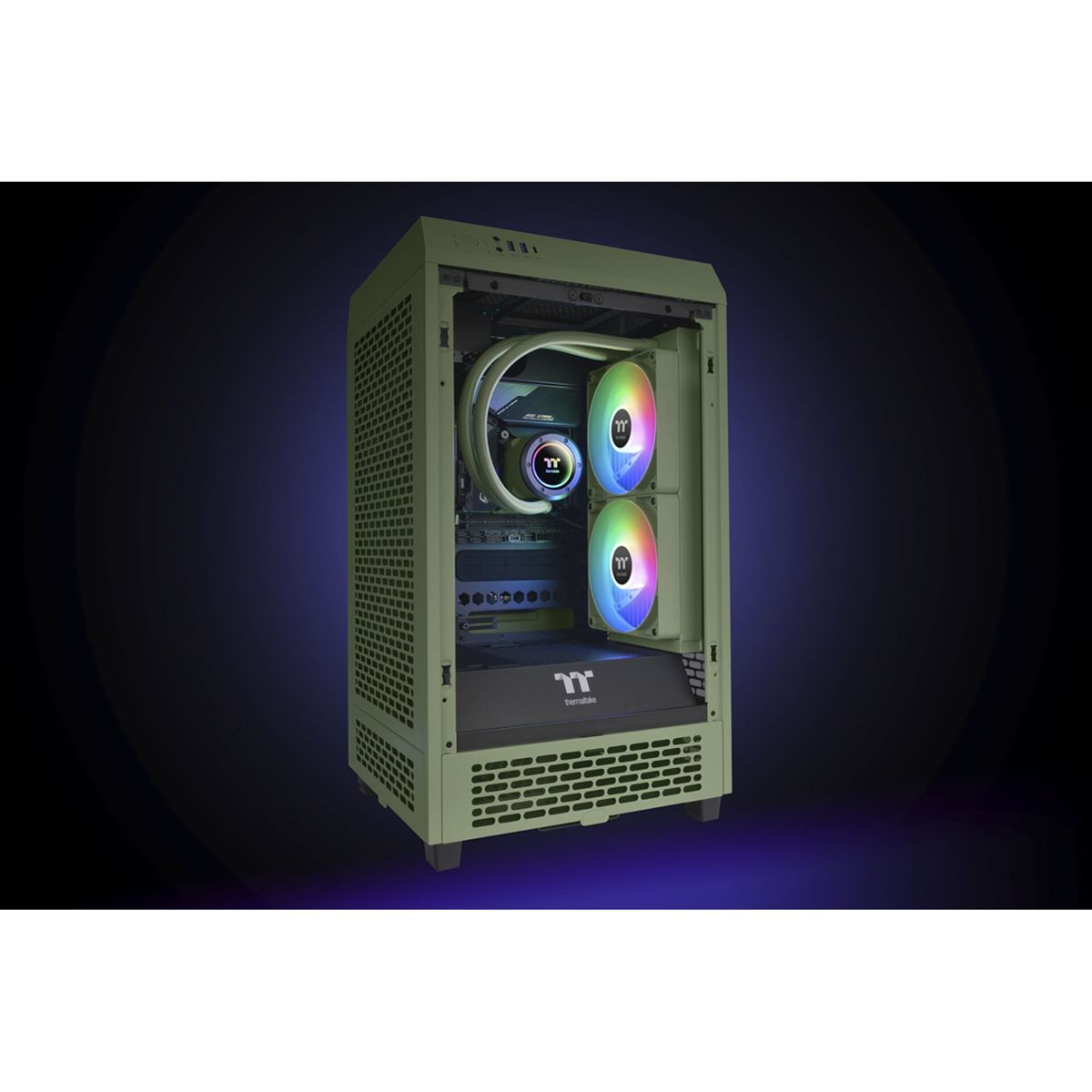 Un case per computer verde. All'interno, sono visibili due ventole illuminate ad arcobaleno e un raffreddatore ad acqua. Il logo Thermaltake è sul case.
