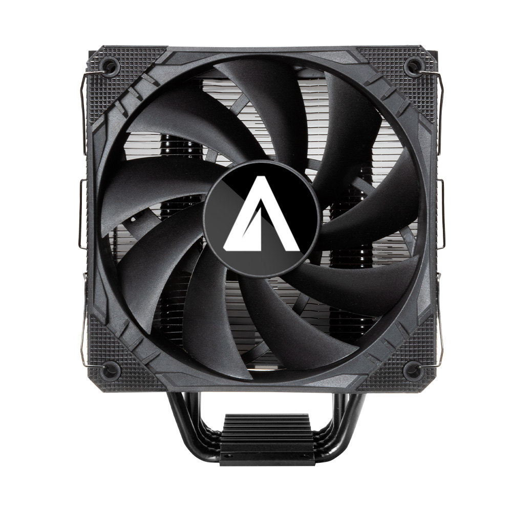 Una ventola di raffreddamento CPU nera con logo bianco. La ventola ha pale e un telaio quadrato, con base metallica.
