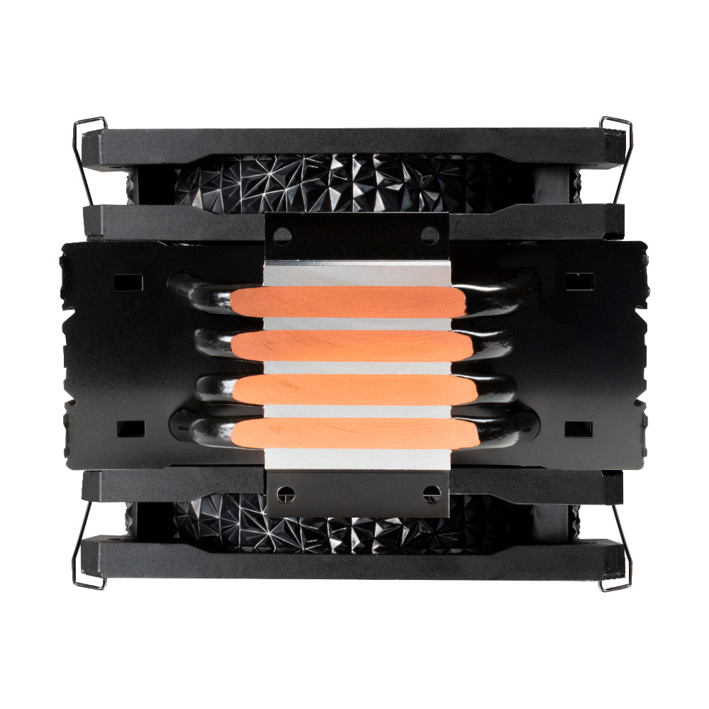 Un dissipatore CPU nero con heat pipe in rame e una ventola. Il dissipatore è su sfondo bianco.