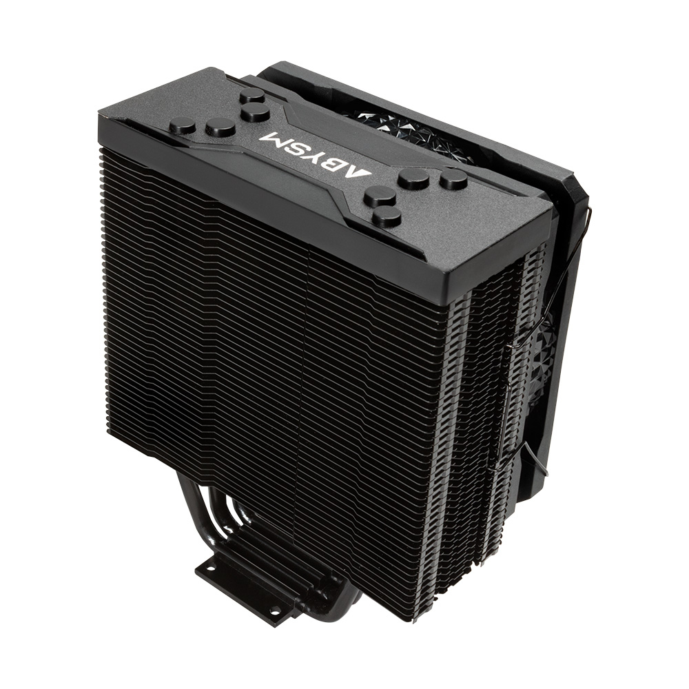 Un dissipatore CPU nero con alette, tubi e la scritta 'ABYSM' in alto. Il dissipatore è su sfondo bianco.