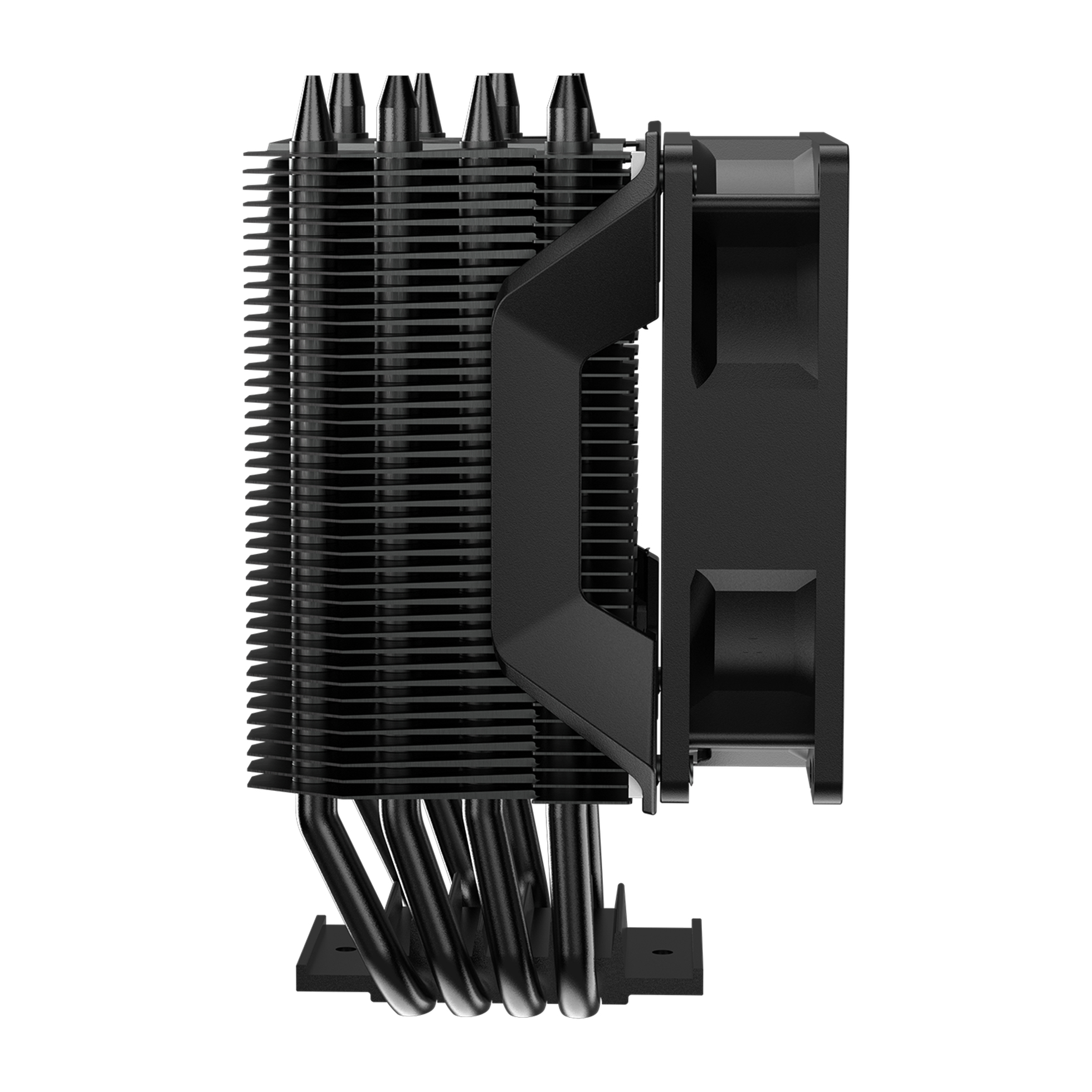 Ein schwarzer CPU-Kühler mit Heatpipes und Lamellen. Ein Lüfter ist seitlich angebracht. Der Hintergrund ist weiß.