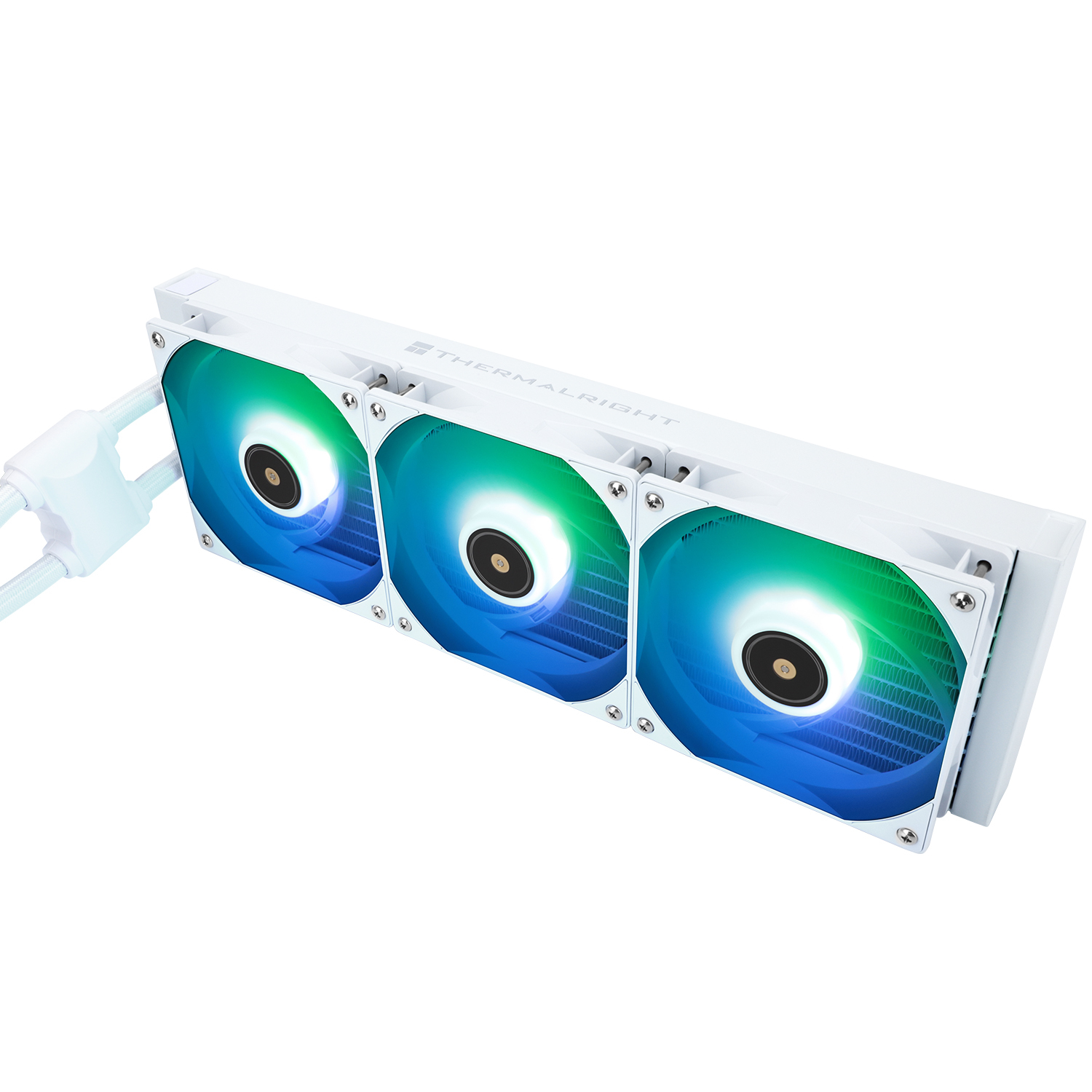 Weißer CPU-Kühler mit drei Lüftern. Die Lüfter haben blaue, grüne und weiße LED-Beleuchtung. Weiße Schläuche erstrecken sich vom Kühler.