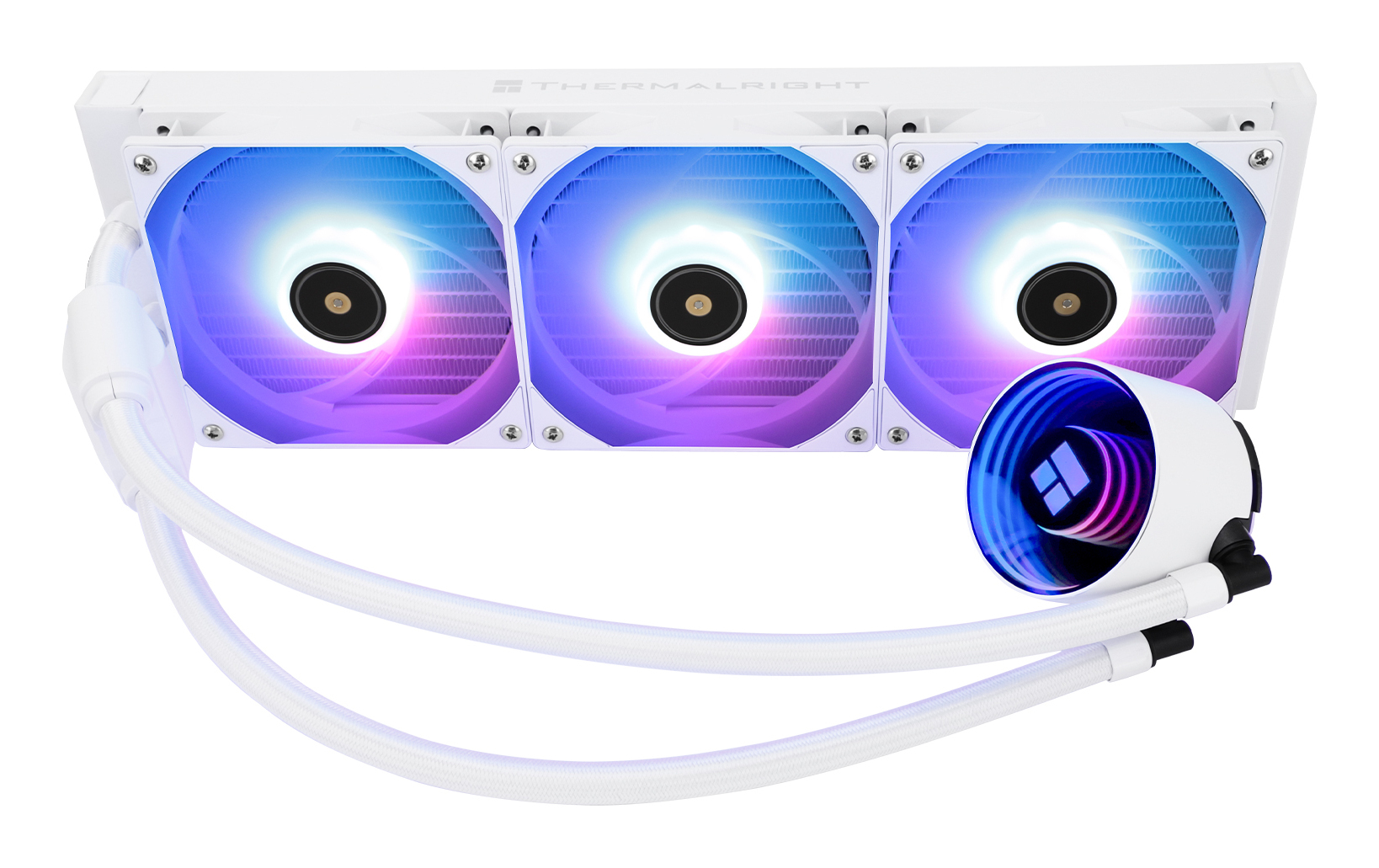Weißer CPU-Kühler mit drei Lüftern und einer kreisförmigen Pumpe. Lüfter haben RGB-Beleuchtung. Schläuche verbinden sich mit der Pumpe.
