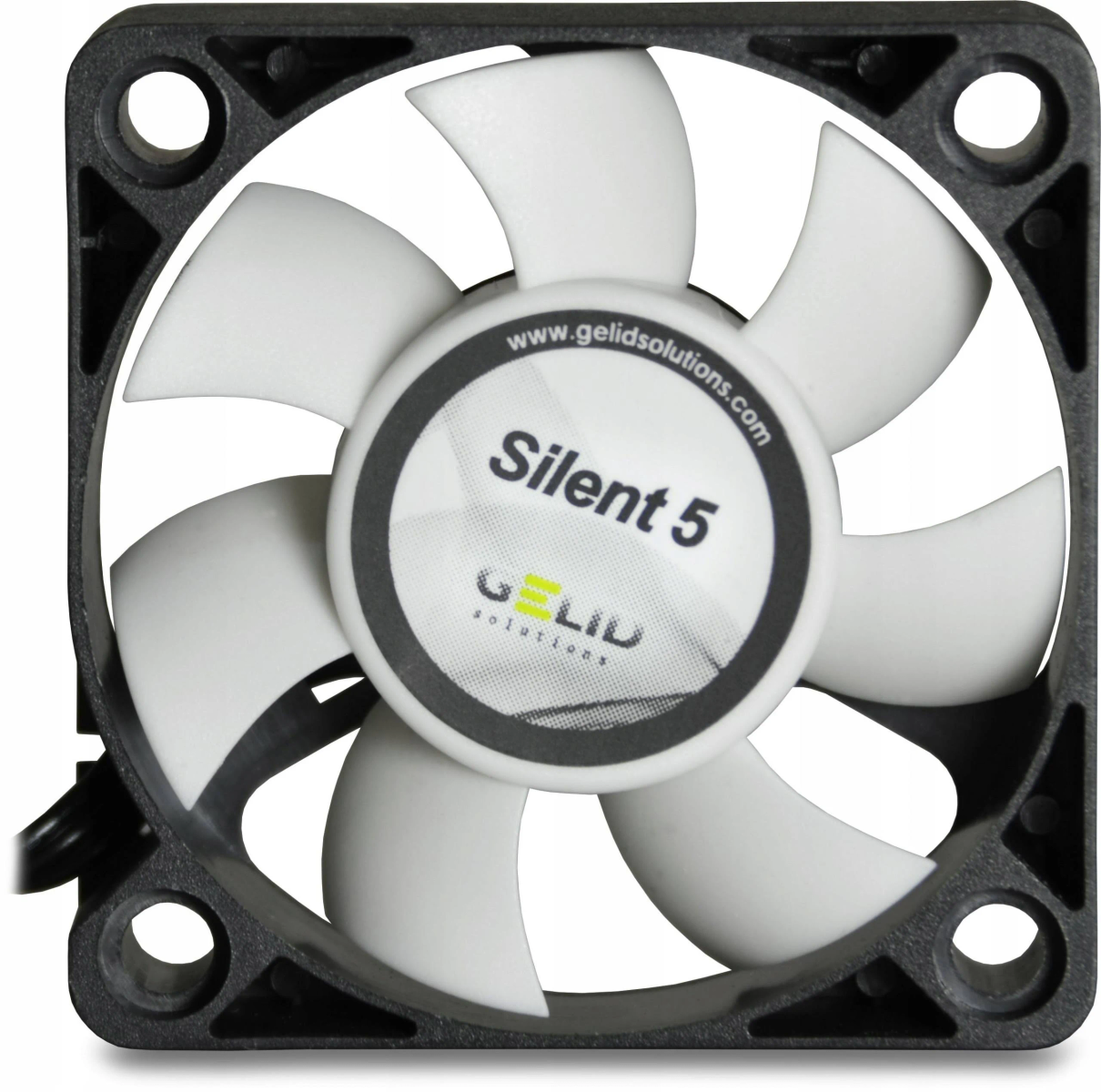 Una ventola per computer con pale bianche e telaio nero. Il centro ha un'etichetta con la scritta 'Silent 5' e 'GELID solutions'.