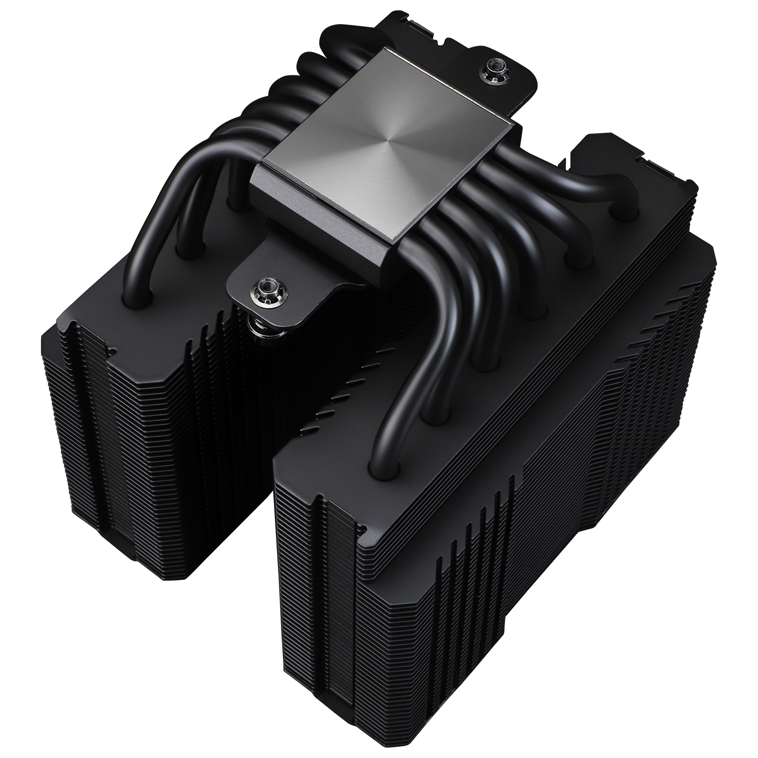 Ein schwarzer CPU-Kühler mit Heatpipes und Lamellen. Er steht auf weißem Hintergrund. Der Kühler hat eine quadratische, gebürstete Metalloberseite.