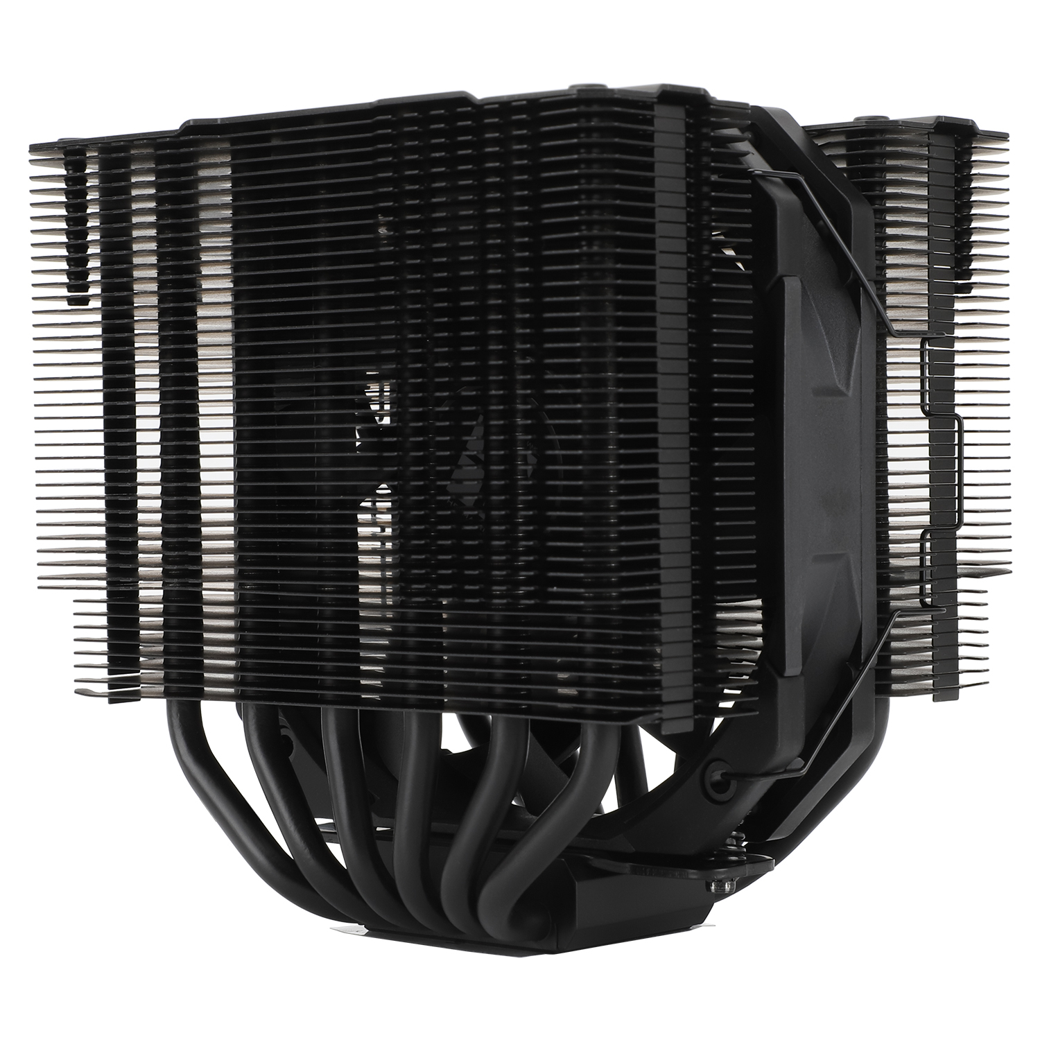 Ein schwarzer CPU-Kühler mit vielen Lamellen und Heatpipes. Es ist eine Nahaufnahme mit weißem Hintergrund.