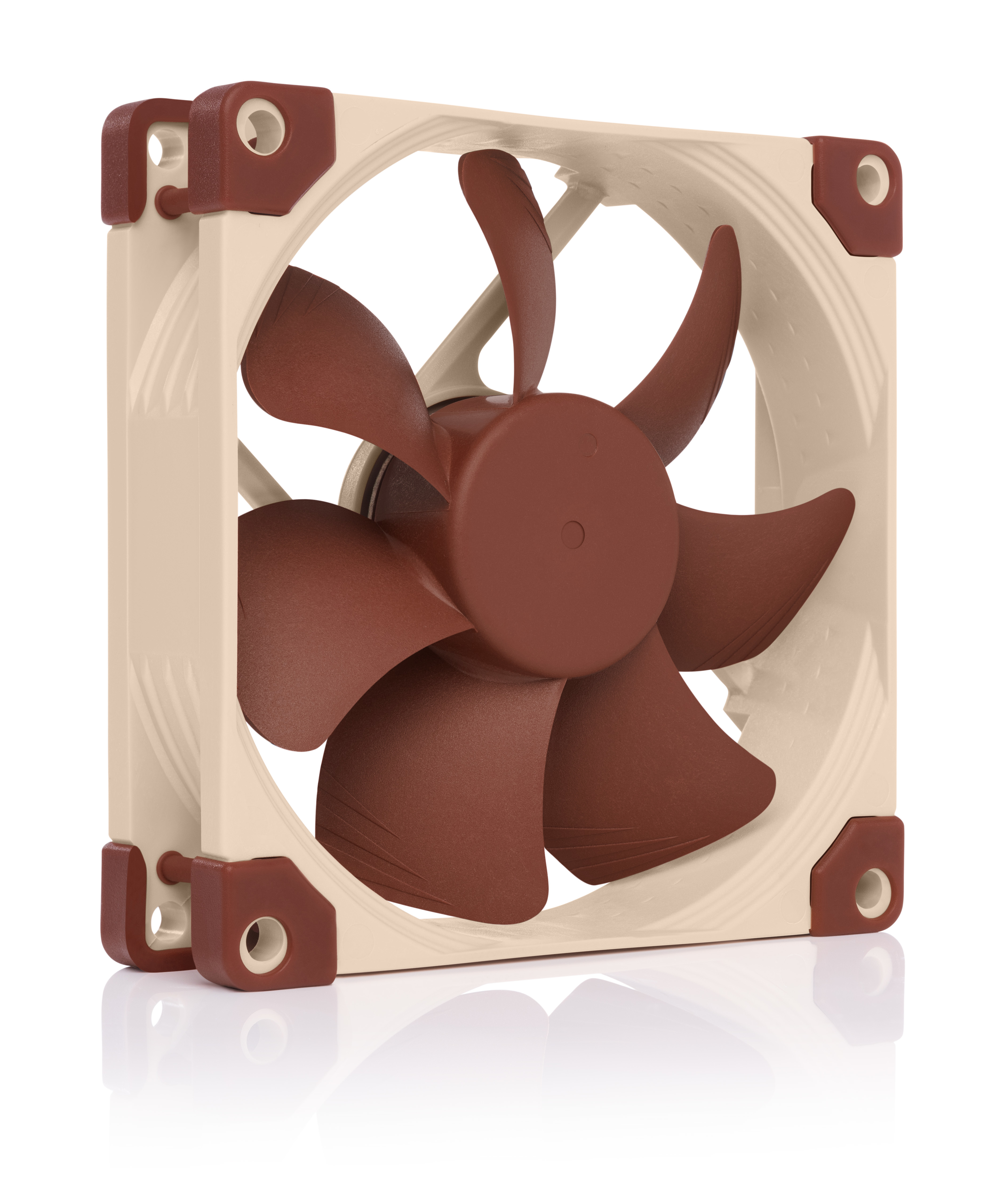 Ventola per computer con pale marroni e cornice beige su sfondo bianco. La ventola è di forma quadrata.