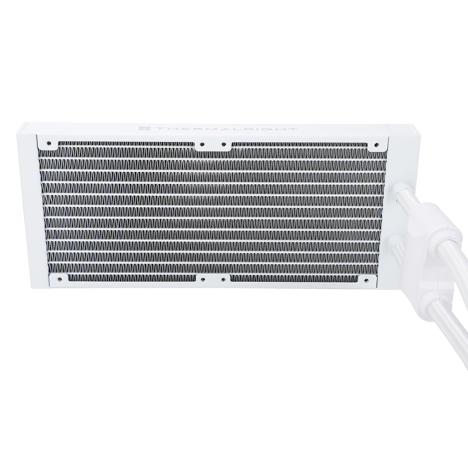 Ein weißer Computer-Wasserkühler-Radiator mit einem schwarzen Gitter und weißen Schläuchen auf weißem Hintergrund.
