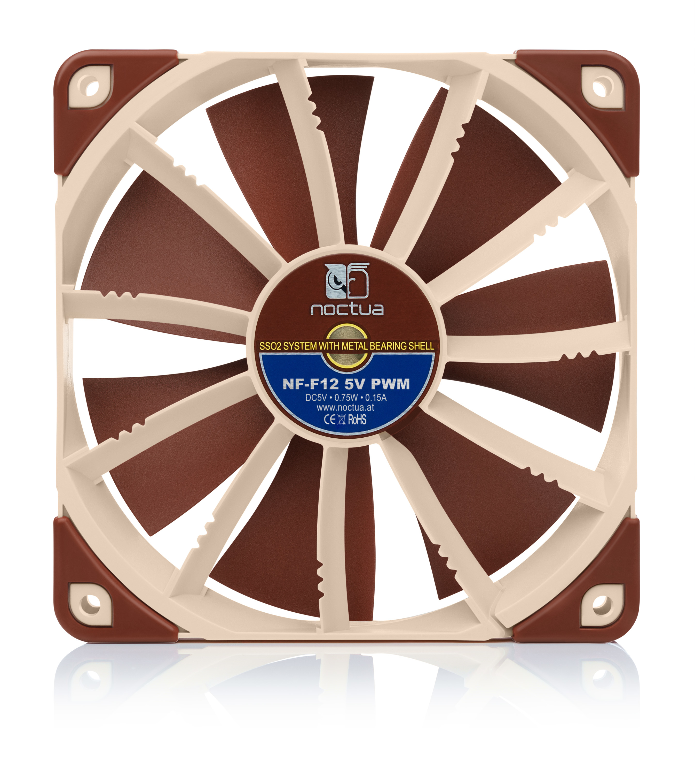 Una ventola per computer con pale marroni e telaio beige. Ha un adesivo blu e bianco al centro.