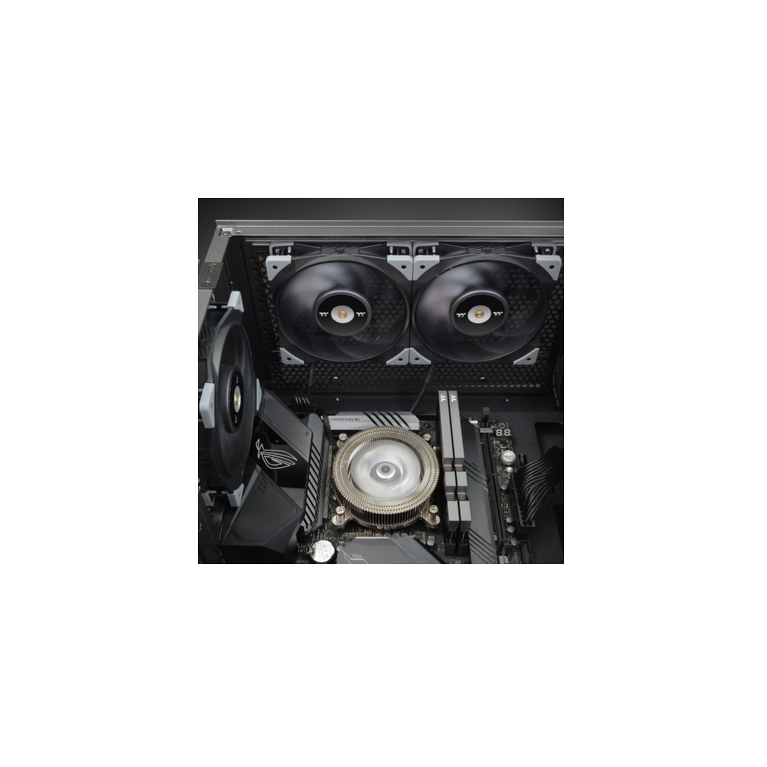 All'interno di un case di computer, sono visibili due grandi ventole nere. Sono presenti anche un dissipatore CPU e una scheda madre.