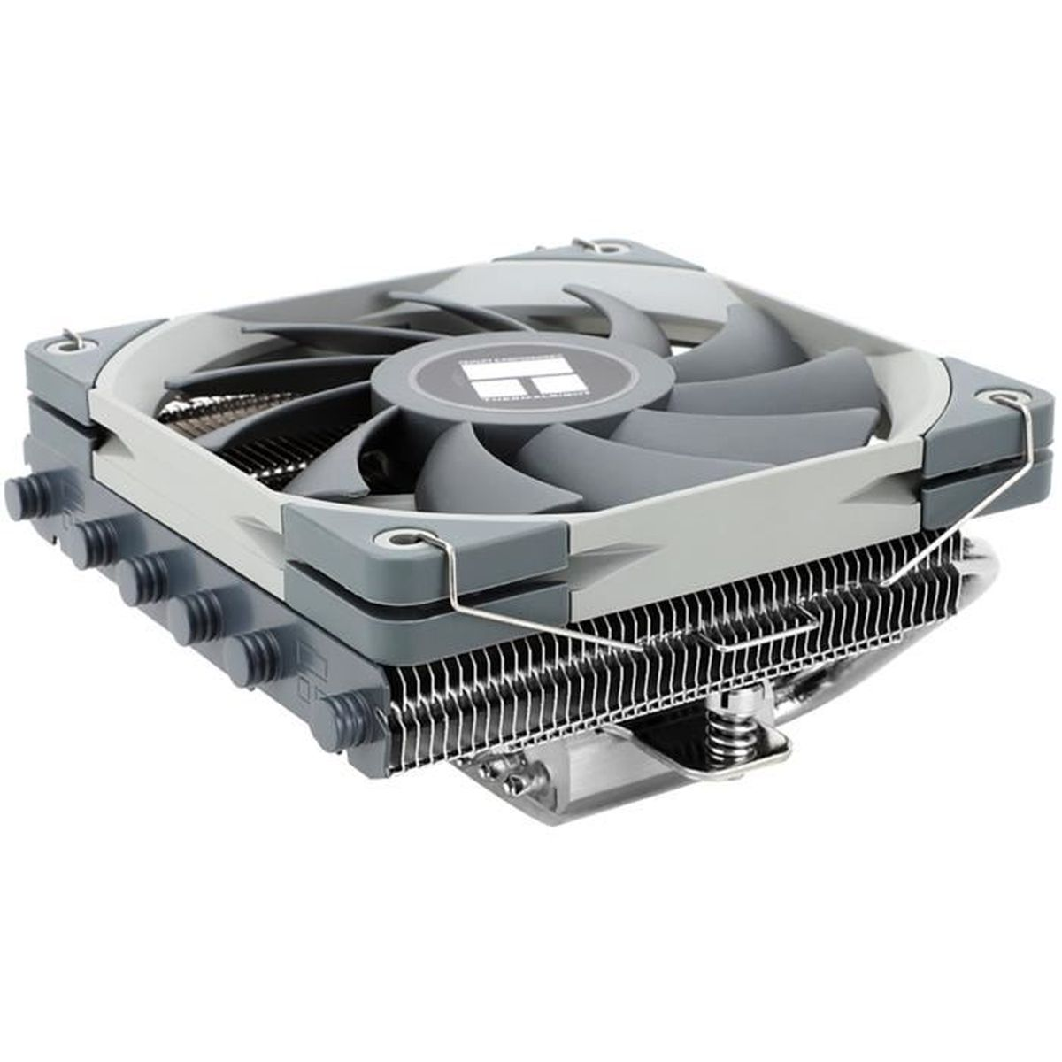 Gri fan, soğutucu ve montaj donanımına sahip bir bilgisayar CPU soğutucusu. Fanda çoklu kanatlar ve merkezi bir logo bulunur.