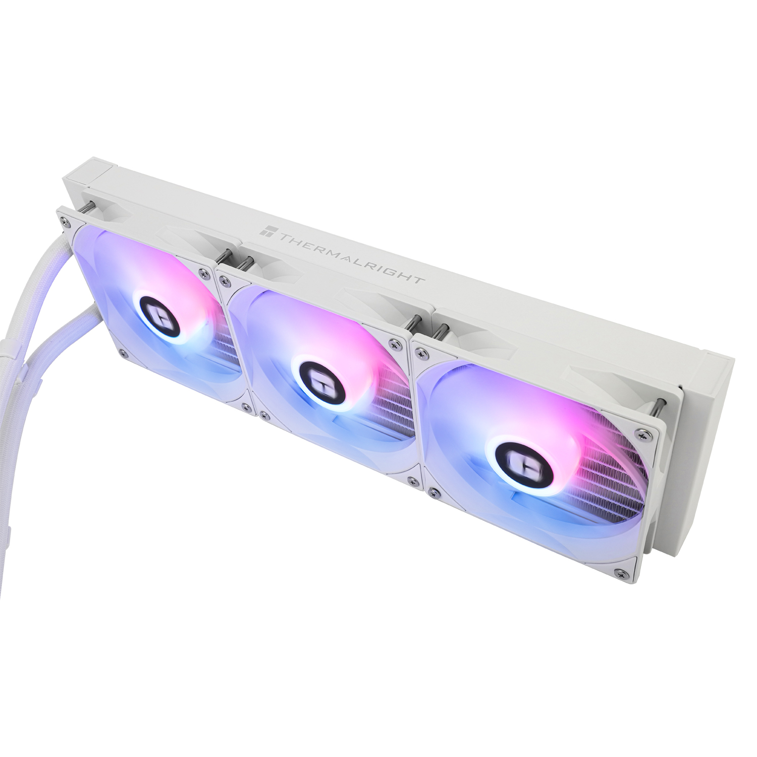 Ein weißer Thermalright CPU-Kühler mit drei Lüftern. Die Lüfter haben RGB-Beleuchtung mit rosa und blauen Farbtönen. Weiße Schläuche.