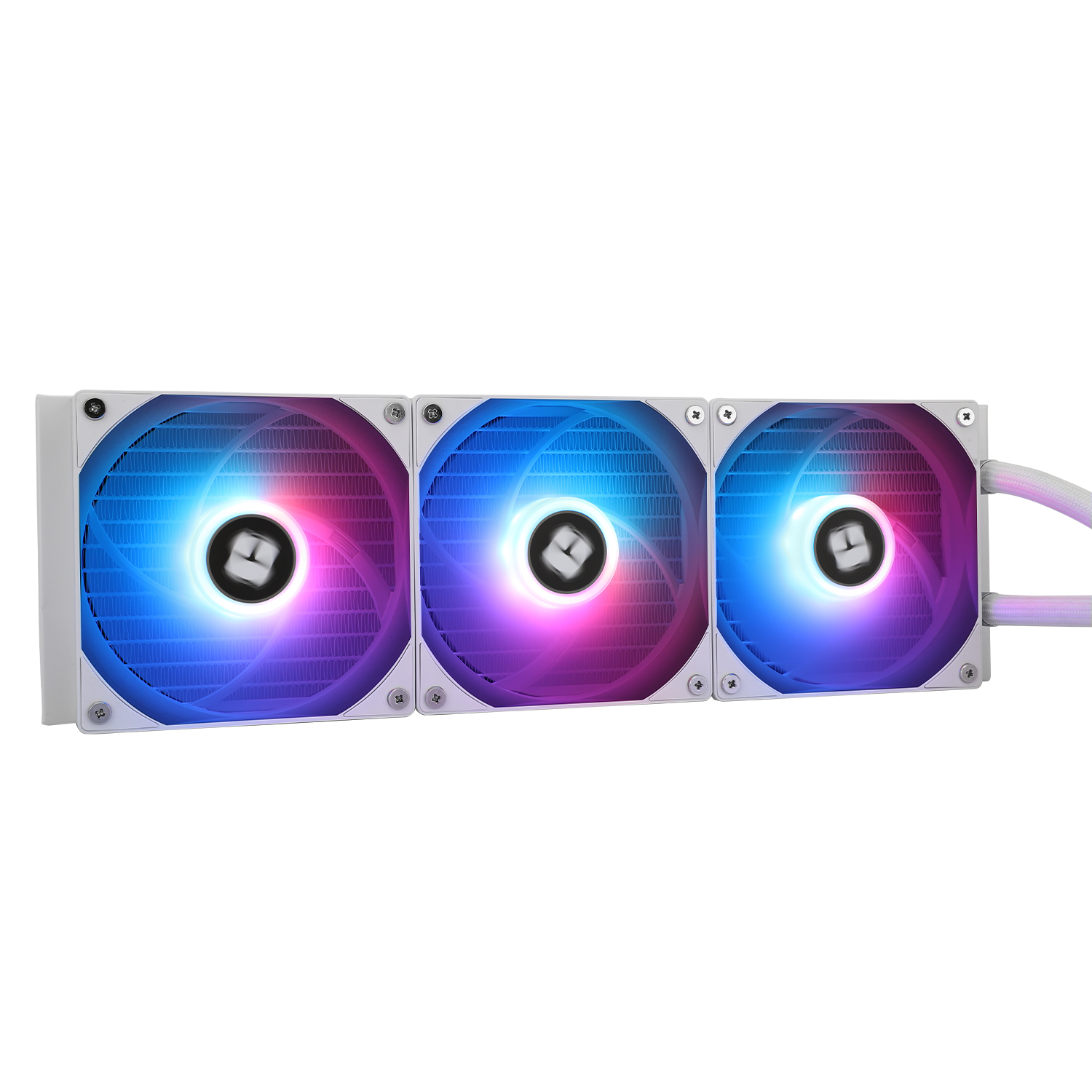 Drei RGB-Lüfter an einer weißen Halterung. Lüfter zeigen blaue, violette und rosa Farbverläufe. Weiße Schläuche erstrecken sich von der rechten Seite. Schrauben sichern die Lüfter.
