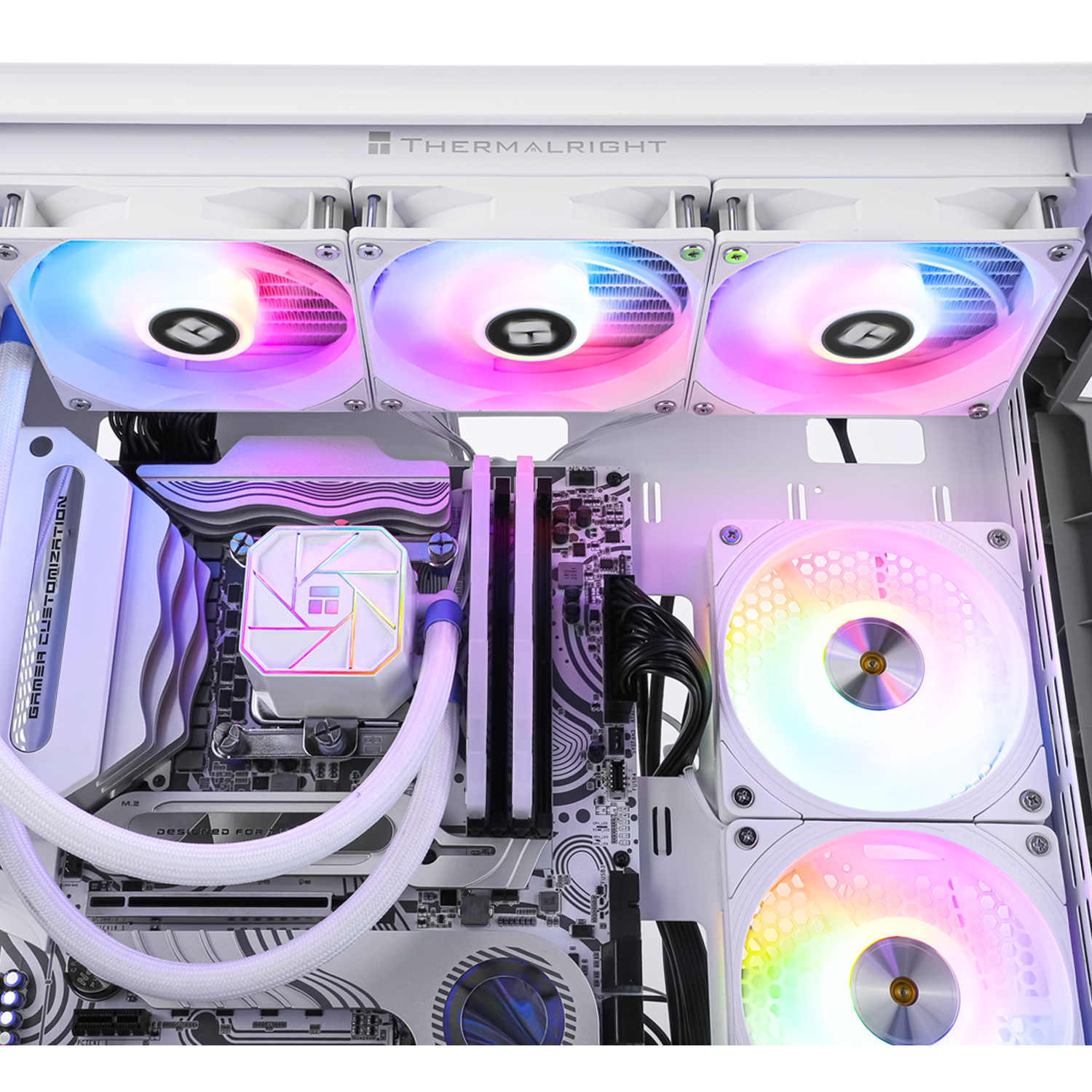 In einem weißen Computergehäuse befinden sich Lüfter mit bunten Lichtern. Es gibt einen CPU-Kühler und ein Motherboard. Das Gehäuse hat THERMALRIGHT oben.