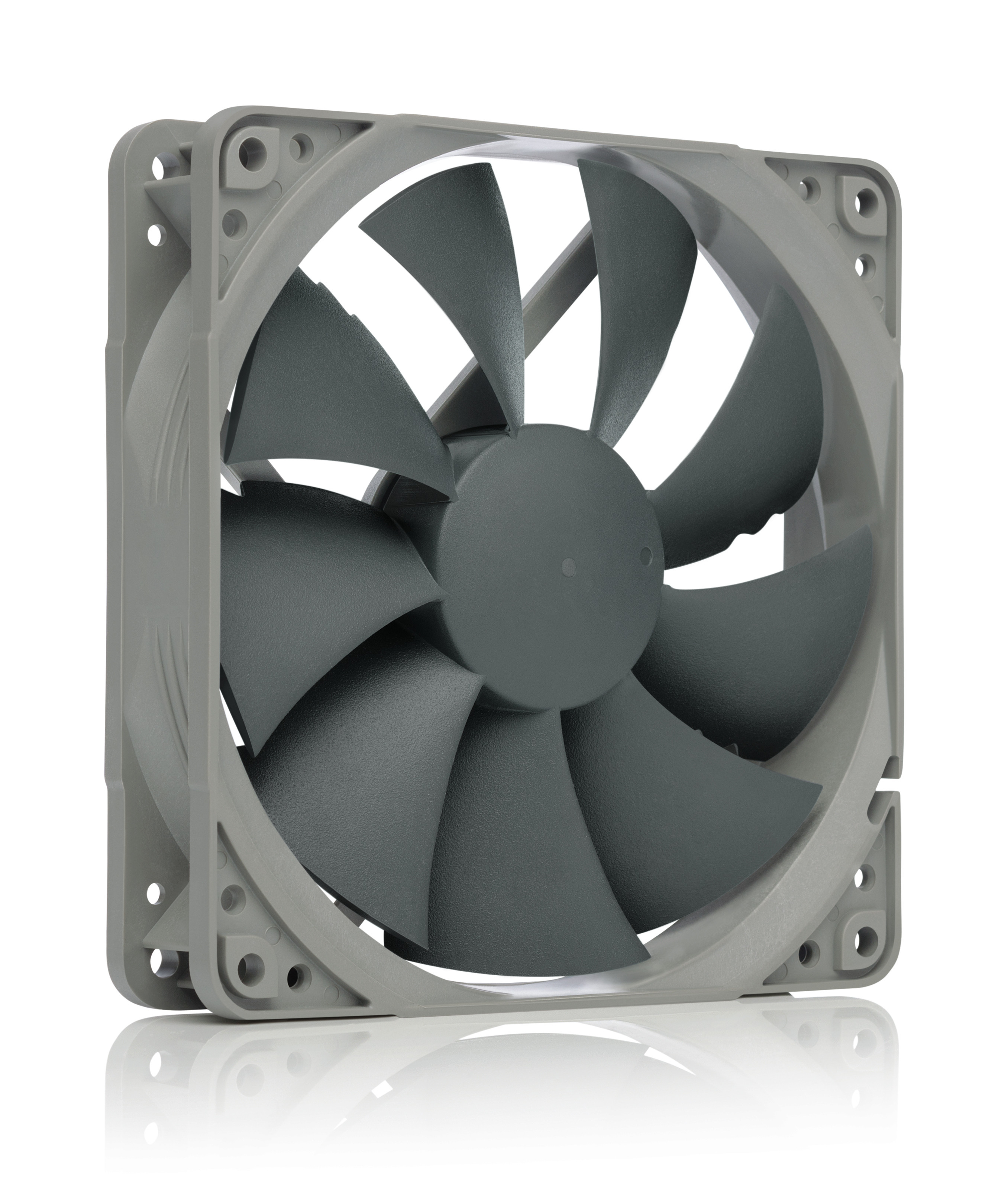 Ventola per computer grigia con pale grigio scuro e telaio grigio. La ventola è su una superficie bianca con riflesso.