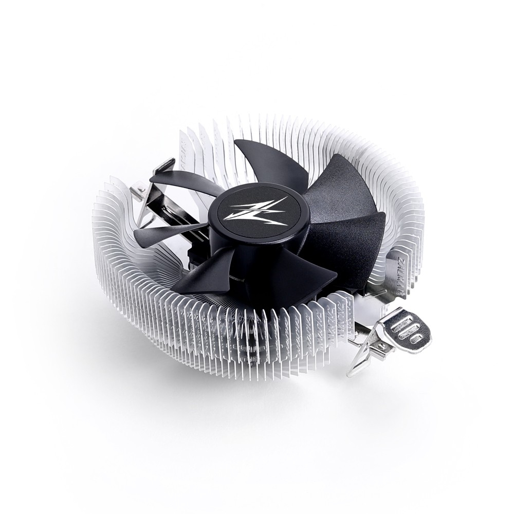 Un dissipatore CPU per computer con ventola nera e dissipatore di calore argentato, su una superficie bianca. La ventola ha quattro pale.