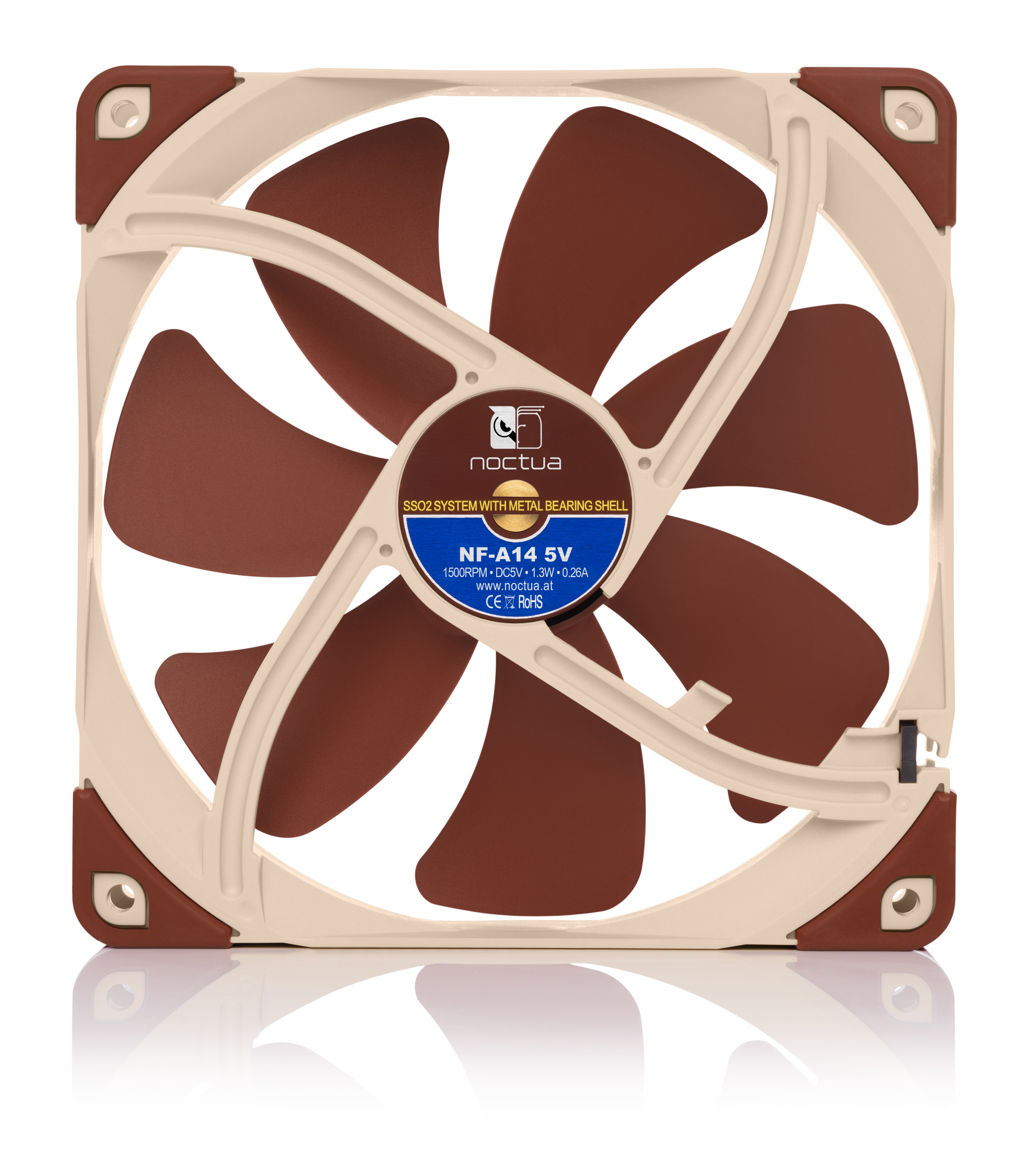 Una ventola per computer con pale marroni e struttura beige. Ha un adesivo blu e bianco con testo.
