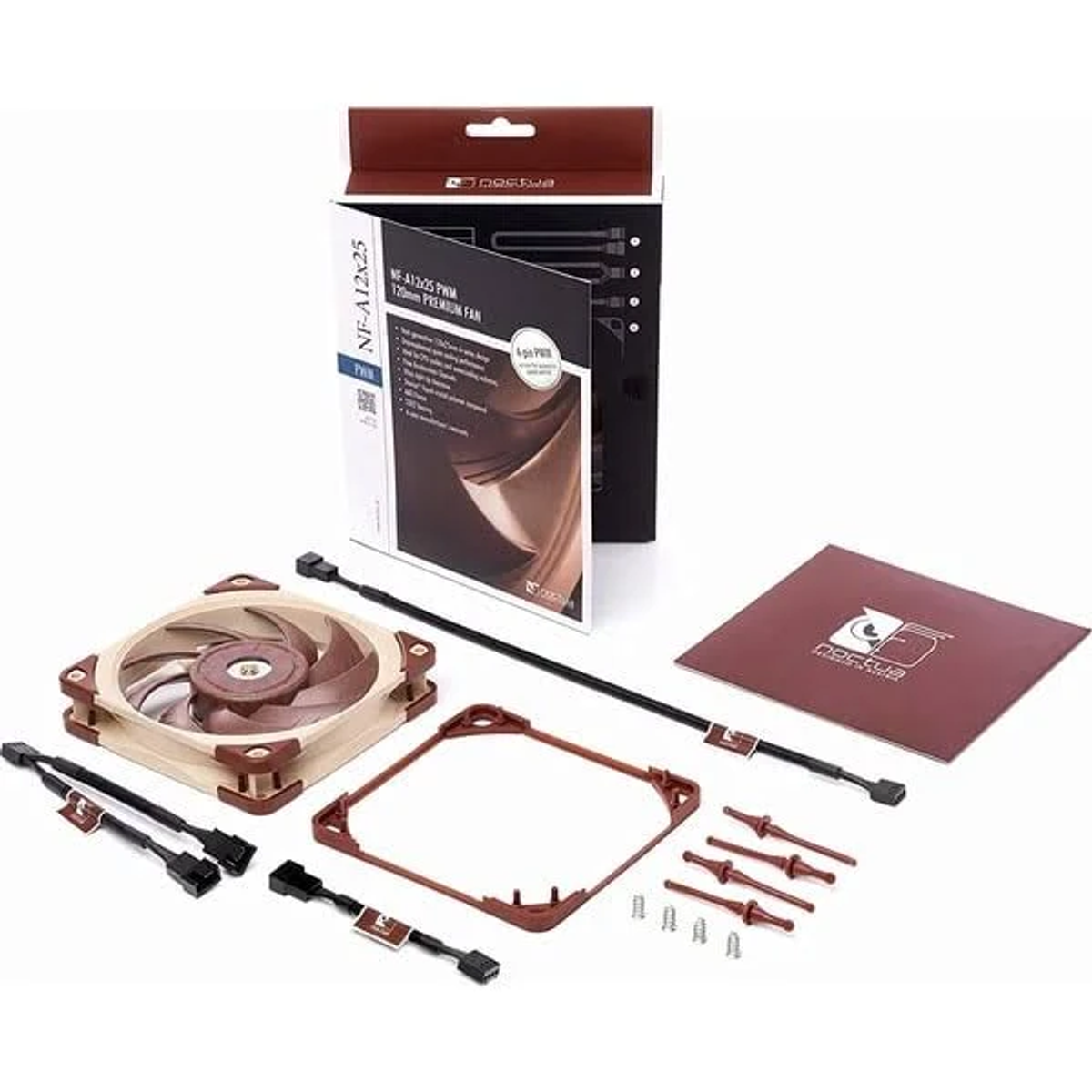 Wyświetlany jest wentylator komputerowy i jego komponenty. Opakowanie jest otwarte, ukazując wentylator, kable i akcesoria na białej powierzchni.