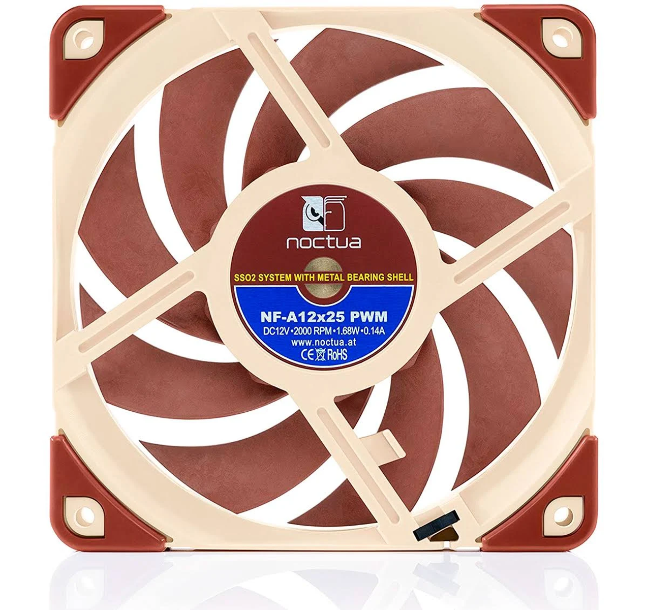 Beżowo-brązowy wentylator do komputera. Posiada centralną etykietę z informacjami o marce i specyfikacjami. Brązowe łopatki i mocowania narożne.