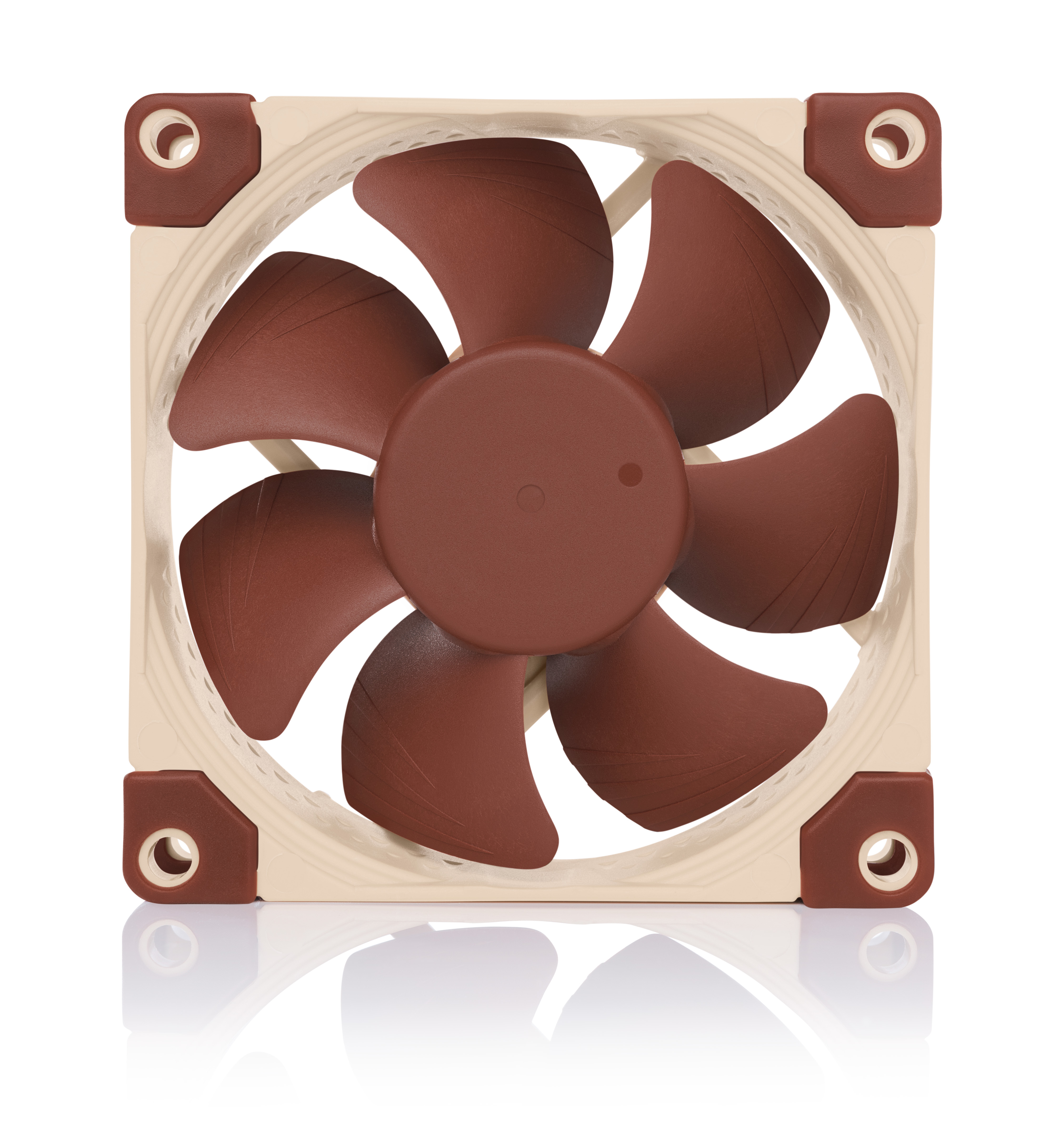 Ventola per computer con pale marroni e cornice beige, centrata su superficie bianca con riflesso.