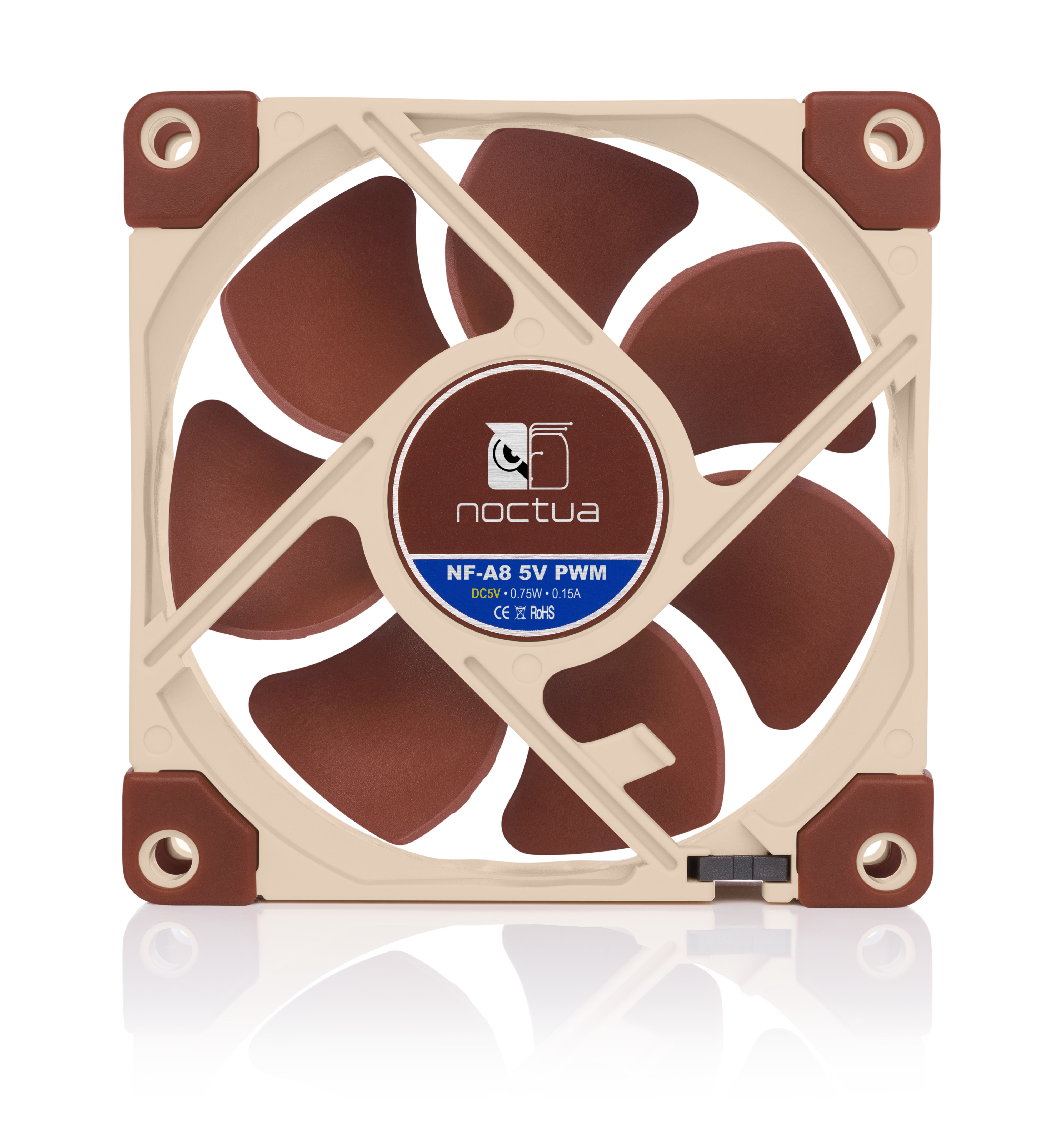 Una ventola per PC Noctua NF-A8 5V PWM. Ha pale marroni, una cornice beige e un logo centrale.