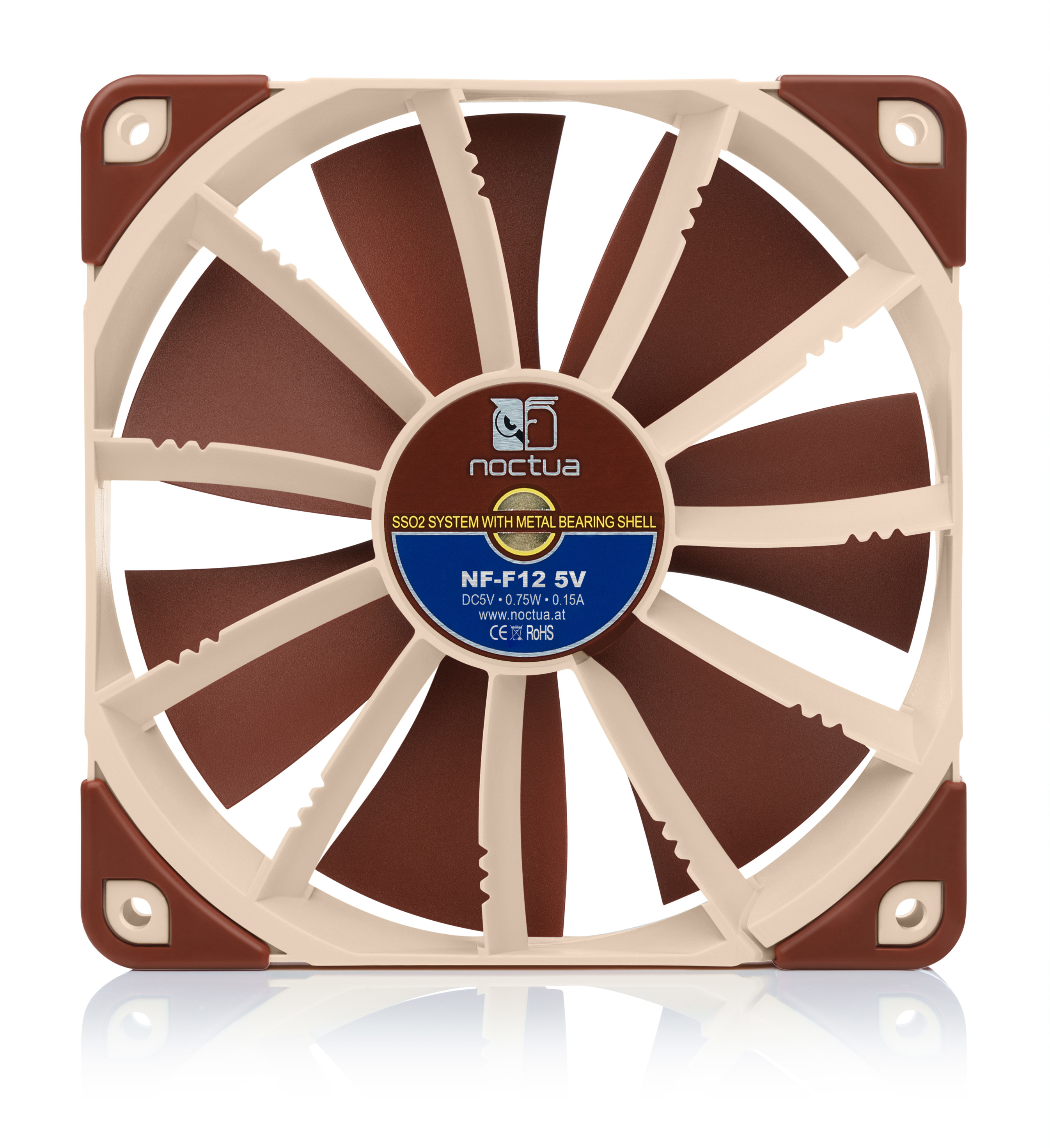 Una ventola per computer con pale marroni e telaio beige. Un'etichetta con il marchio è visibile al centro.