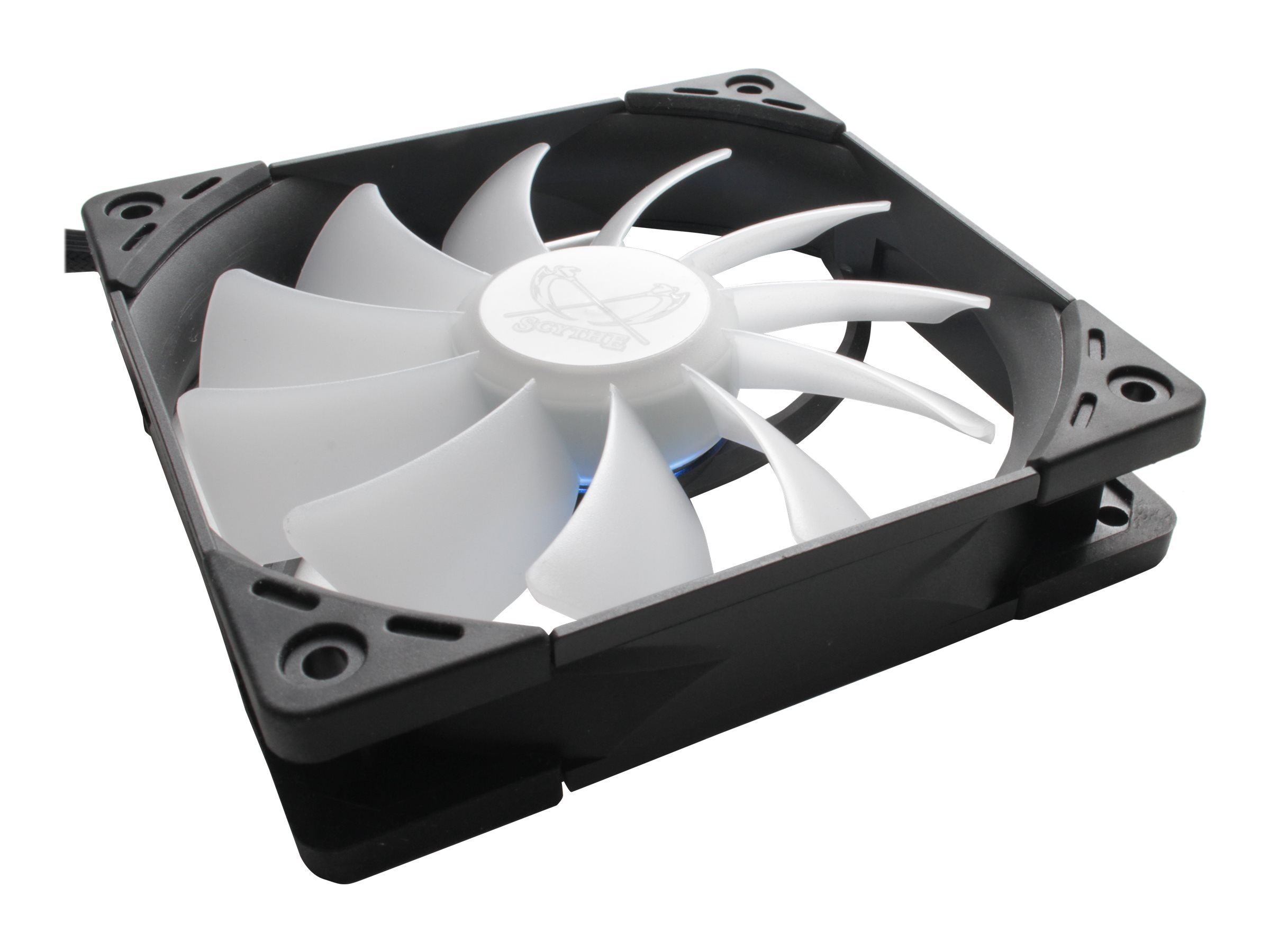 Una ventola per computer con pale bianche e telaio nero. La ventola ha un logo al centro e su sfondo bianco.