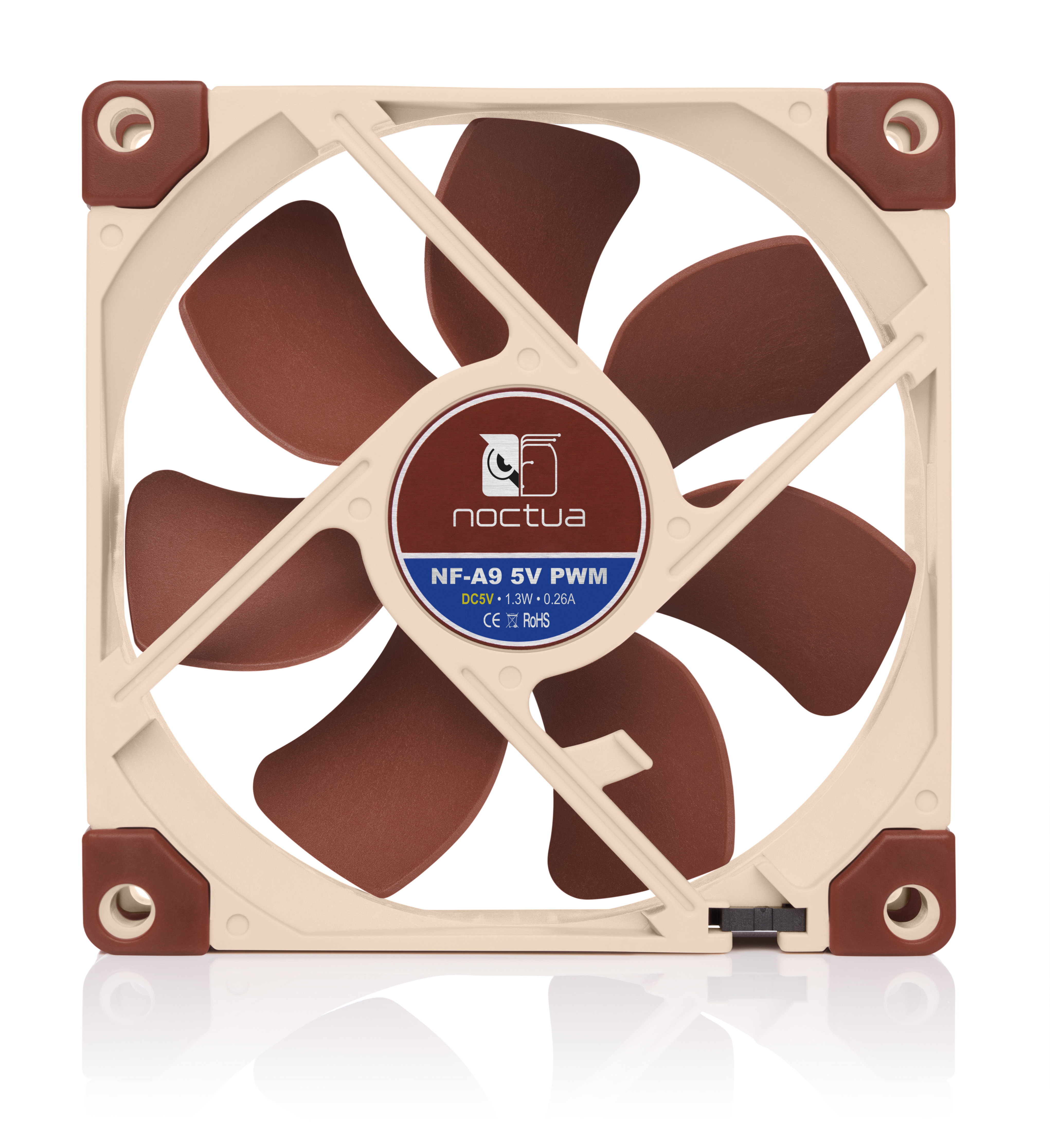 Una ventola Noctua NF-A9 5V PWM. Ha pale marroni e una cornice beige con angoli marroni. Il centro ha un logo.