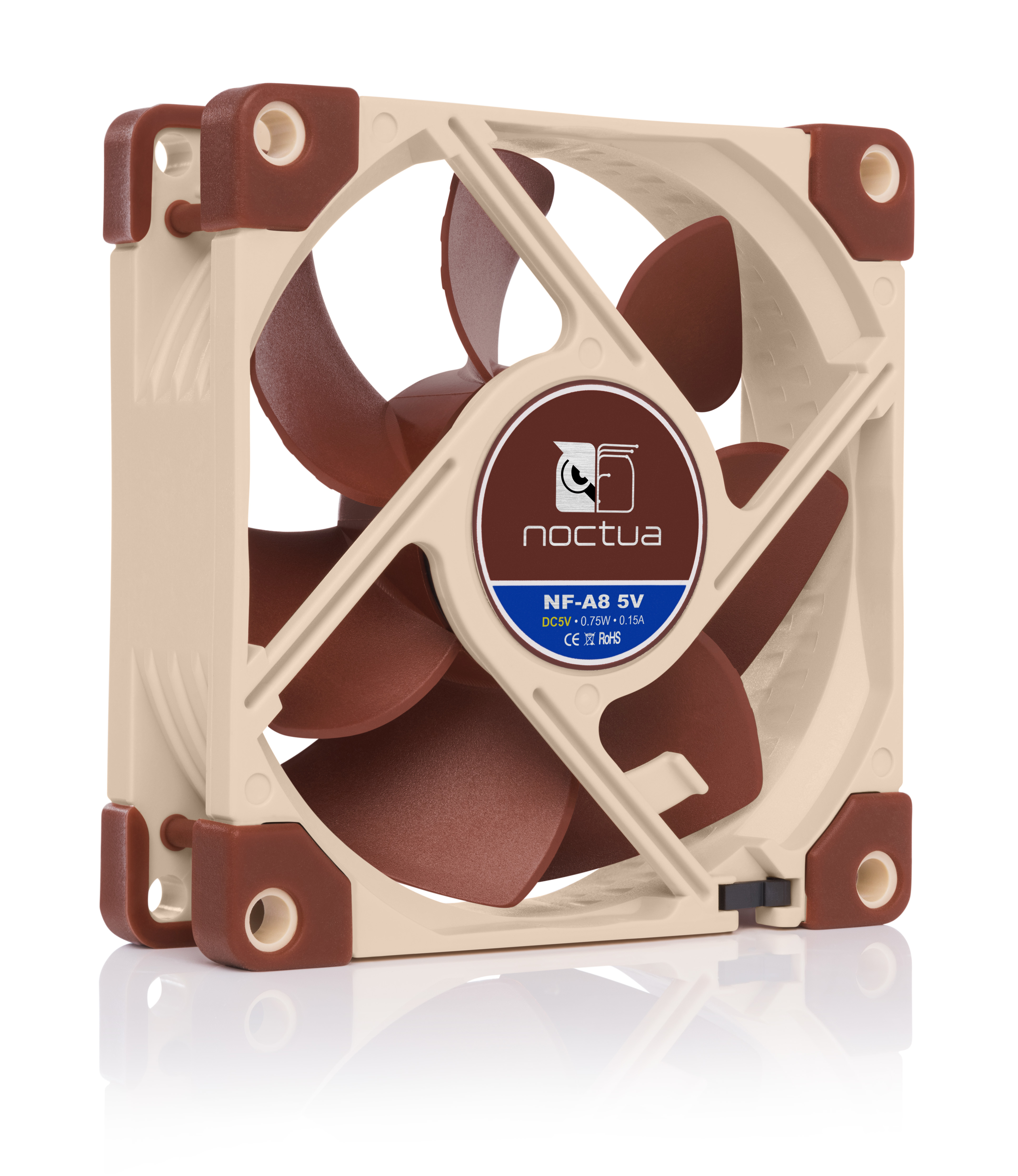 Una ventola per computer Noctua beige e marrone. La ventola ha pale e dettagli del telaio marroni, con un adesivo centrale con il logo.