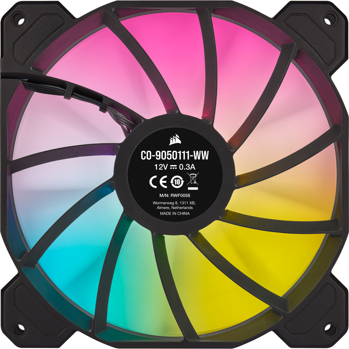 Una ventola per computer con telaio nero e pale multicolore. Al centro sono presenti informazioni sul prodotto.