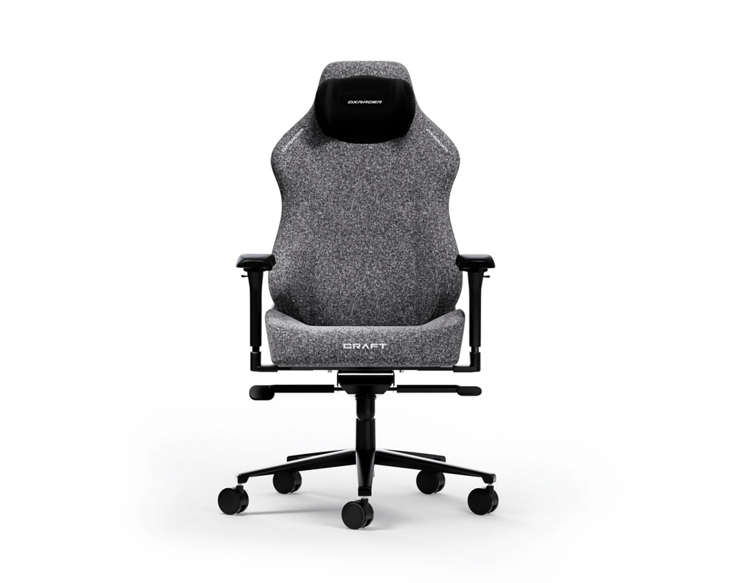 Ein grauer und schwarzer ergonomischer Bürostuhl. Er hat eine Kopfstütze, Armlehnen und ein Fünf-Rollen-Gestell. Der Stuhl steht vor weißem Hintergrund.