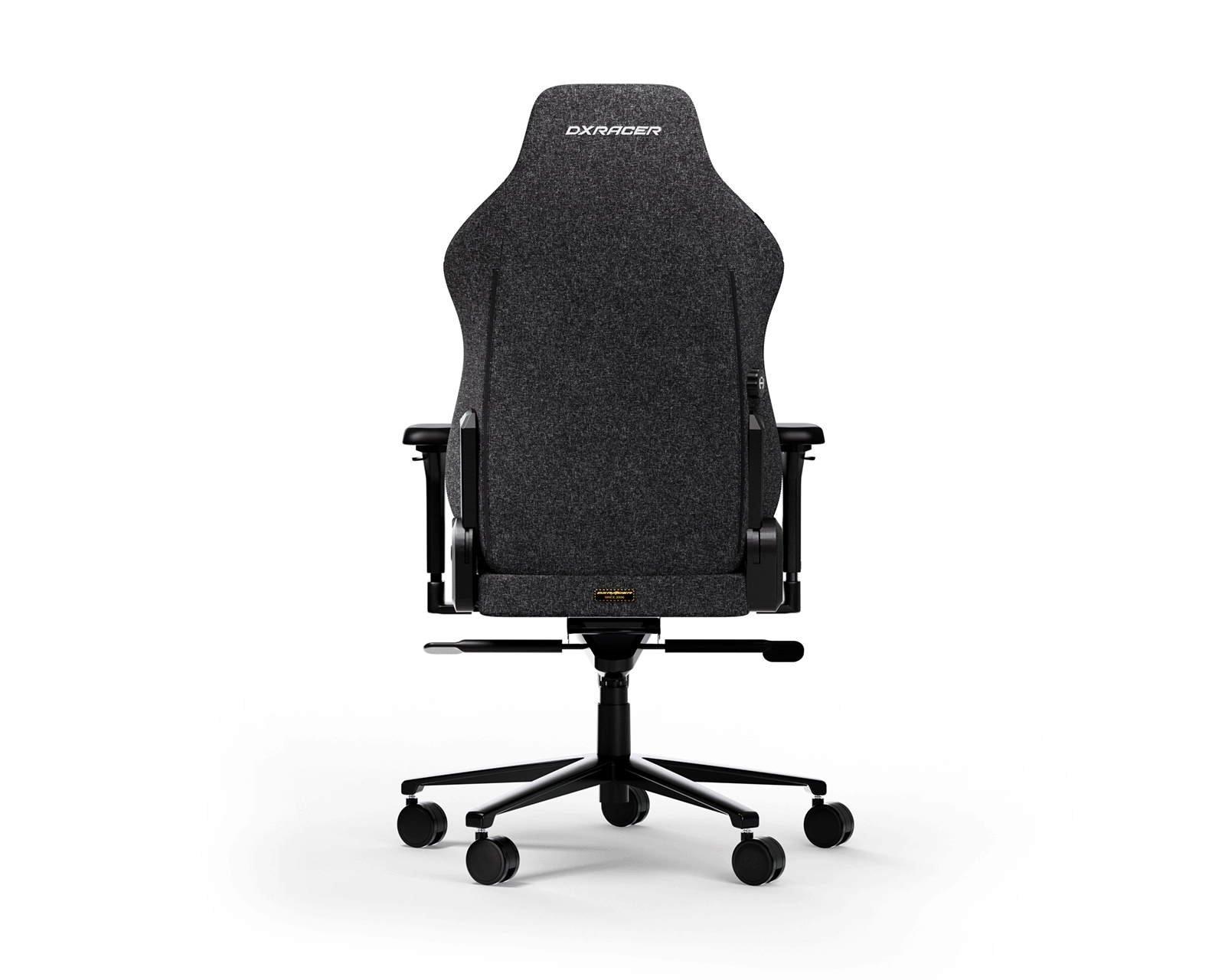 Ein dunkelgrauer DXRACER-Gaming-Stuhl. Die Rückseite des Stuhls ist sichtbar, mit Kopfstütze und schwarzen Armlehnen. Das Gestell hat fünf Räder.