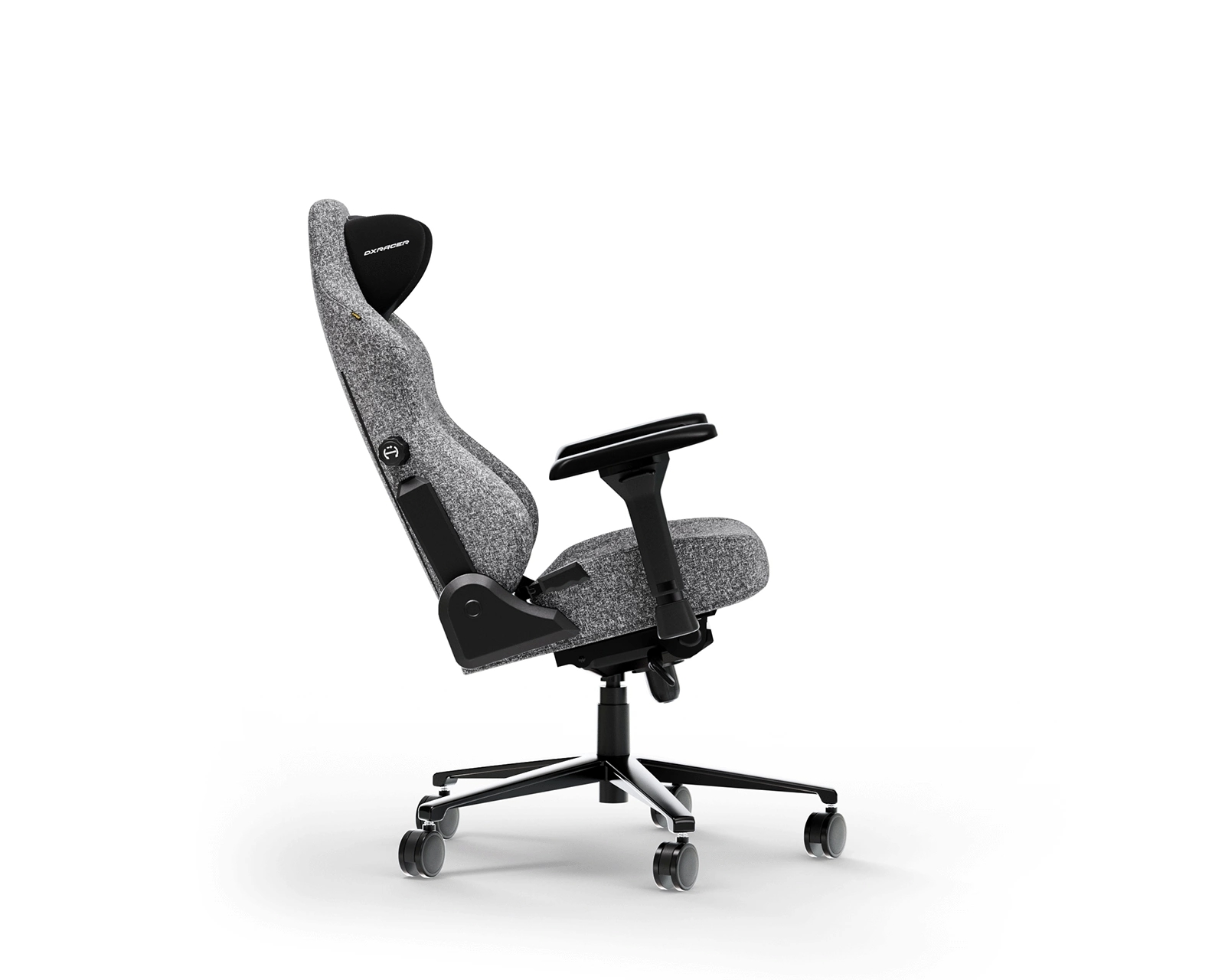 Ein grau-schwarzer Gaming-Stuhl. Er hat eine Kopfstütze mit der Aufschrift 'DXRACER'. Der Stuhl steht auf weißem Hintergrund.