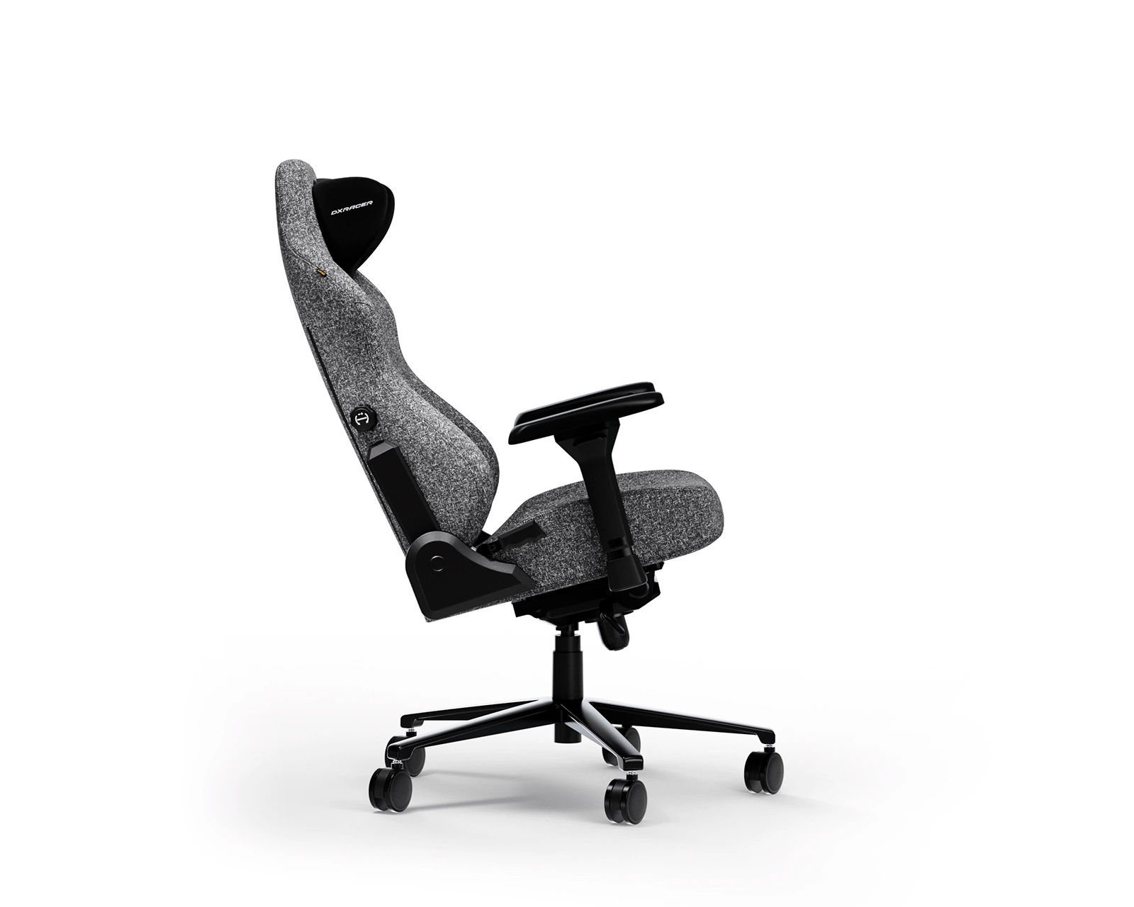 Ein grau-schwarzer ergonomischer Stuhl. Er hat eine Kopfstütze, Armlehnen und ein Fünf-Sterne-Gestell mit Rollen, vor weißem Hintergrund.