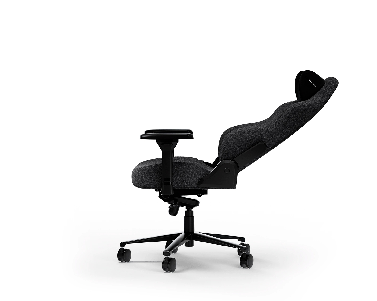 Ein dunkelgrauer ergonomischer Bürostuhl mit hohem Rücken, Armlehnen und schwarzem Gestell mit Rollen, vor weißem Hintergrund.
