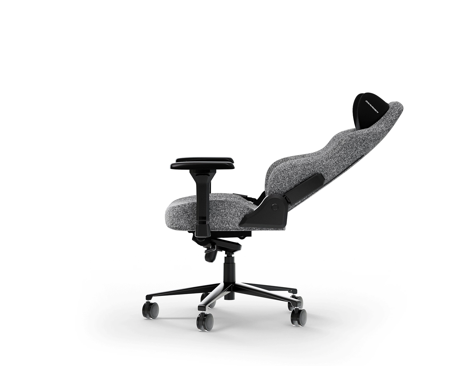 Grauer ergonomischer Bürostuhl auf weißem Hintergrund. Er hat eine Kopfstütze, Armlehnen und ein Fünf-Rollen-Gestell.