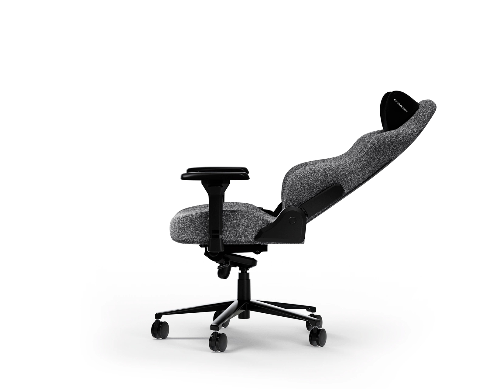 Ein ergonomischer Bürostuhl in Grau und Schwarz auf weißem Hintergrund, von der Seite betrachtet. Er hat eine Kopfstütze und Armlehnen.
