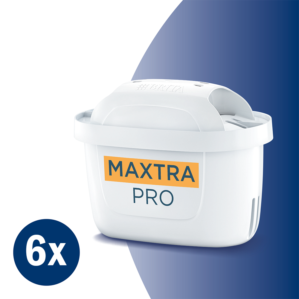 Ein weißer Brita Maxtra Pro Wasserfilter. Der Text 'MAKTRA PRO' erscheint auf dem Filter. Ein dunkelblauer Kreis mit '6x' befindet sich in der Ecke.